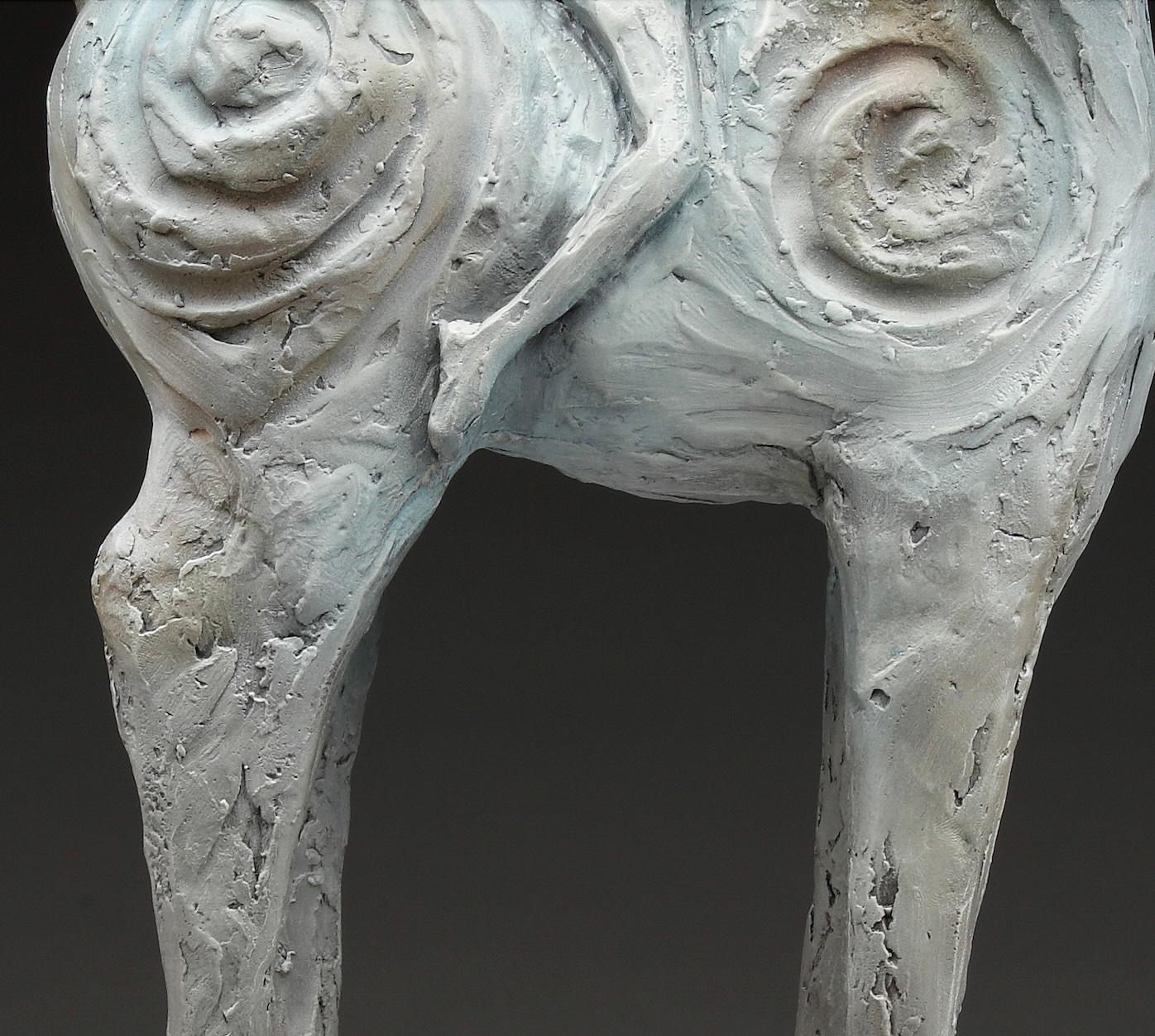 È venuta da me su un cavallo bianco 8/49 - Figurative Sculpture Oro di Lorri Acott