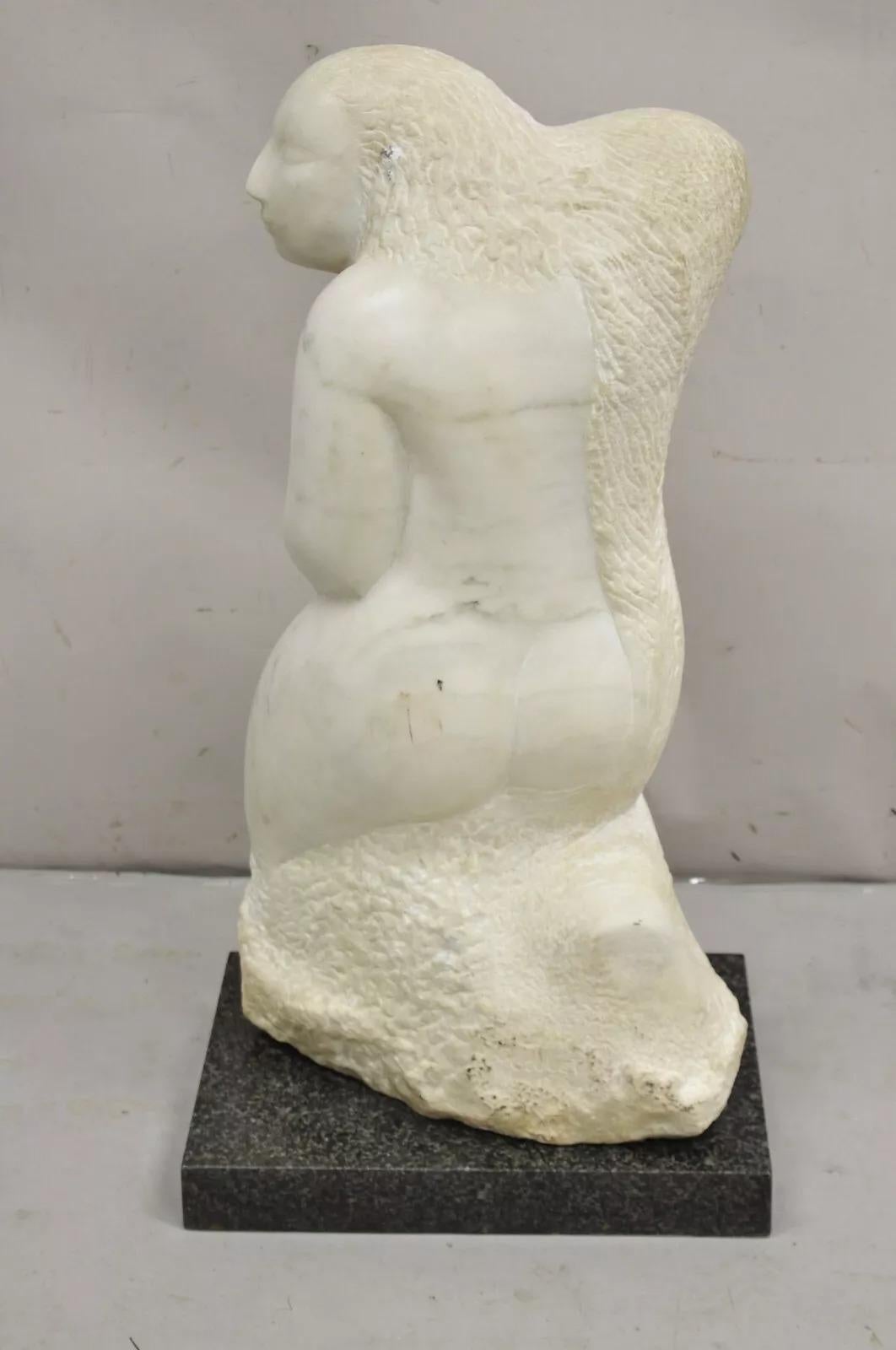 XX secolo Lorrie Goulet Grande nudo femminile scolpito in marmo Scultura astratta su base di marmo in vendita
