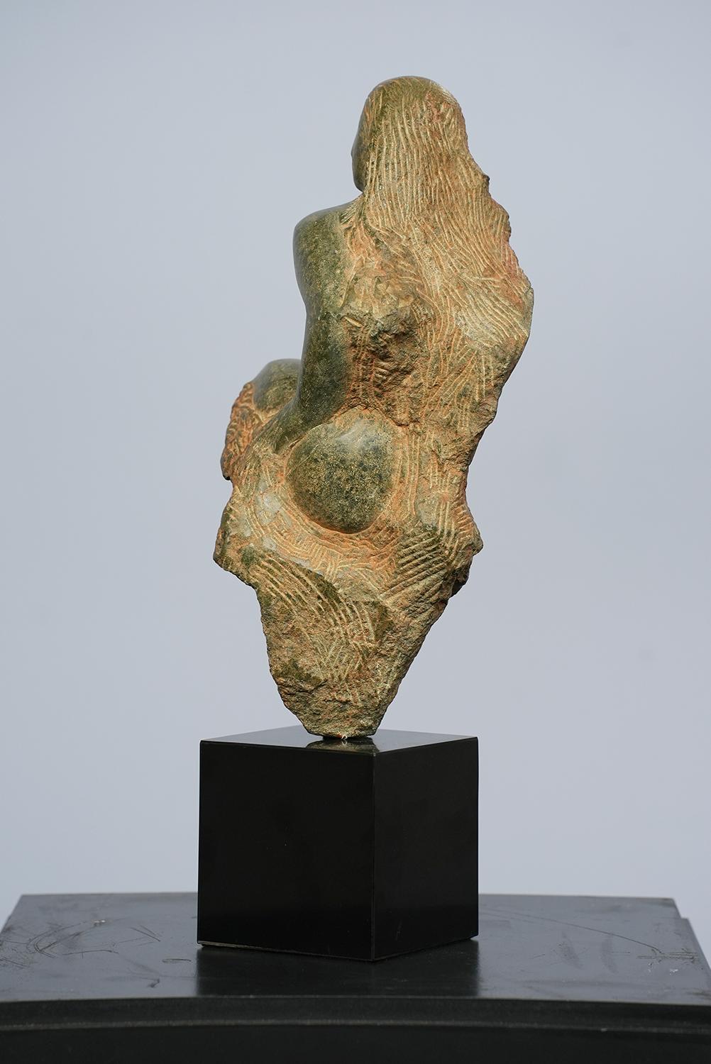 Figure féminine - Gris Nude Sculpture par Lorrie Goulet
