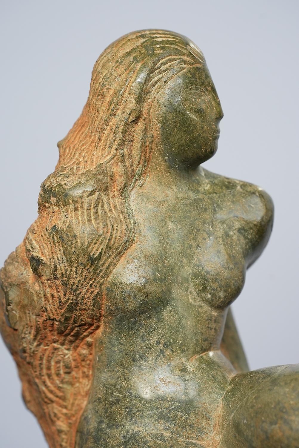 Il est merveilleux de faire des découvertes comme la forme féminine de Lorrie Goulet, l'une de nos rares sculptrices américaines à avoir directement taillé dans le marbre.  Goulet a une technique attrayante qui consiste à utiliser de la pierre polie