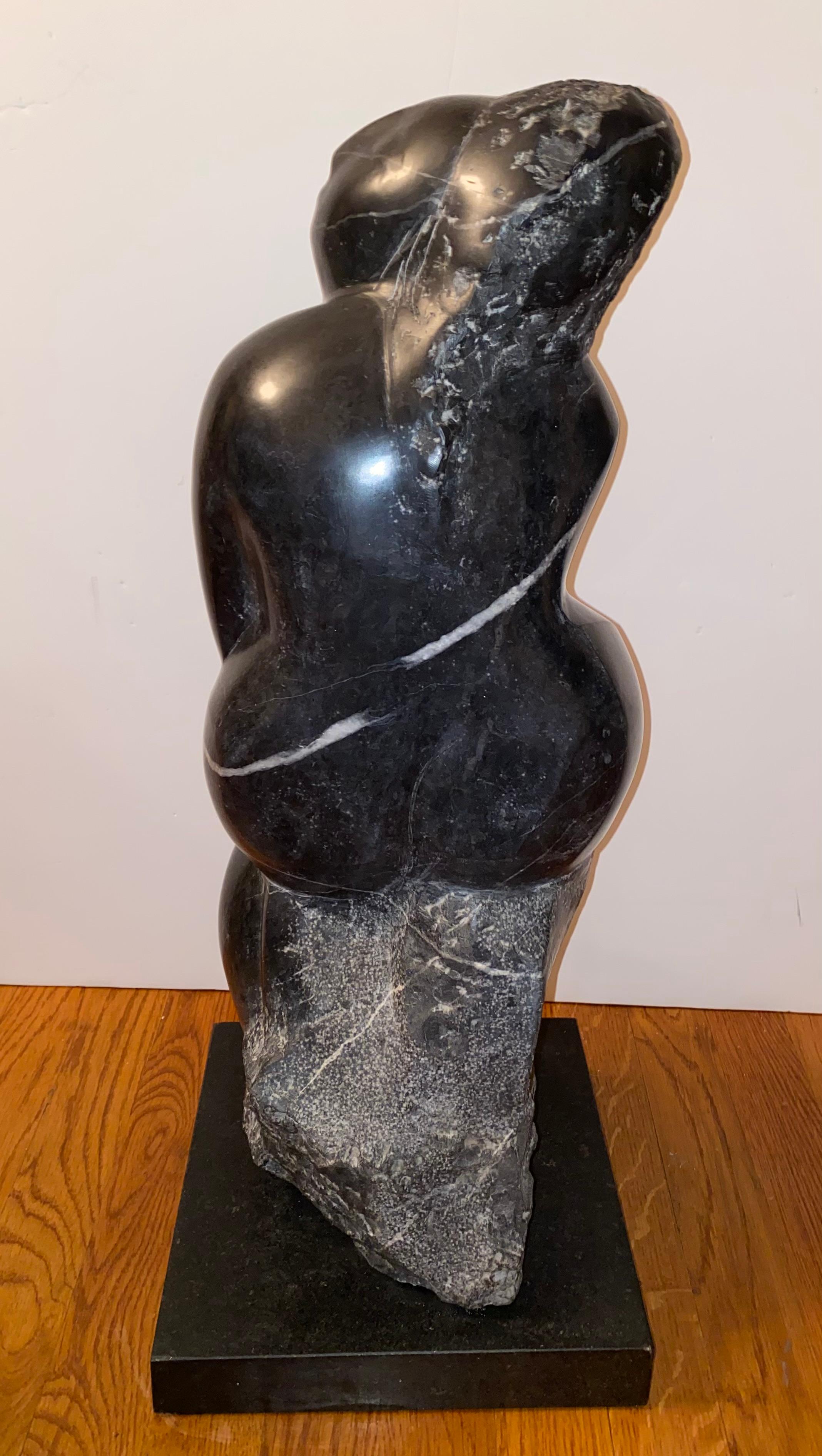 Eine schöne Darstellung eines sitzenden weiblichen Aktes aus poliertem und gemeißeltem Marmor.
Signiert und datiert 1981 auf der Rückseite.
Die Bildhauerin aus Stein, Holz und Keramik Lorrie Goulet, die auch Zeichnungen und Lithografien anfertigt,