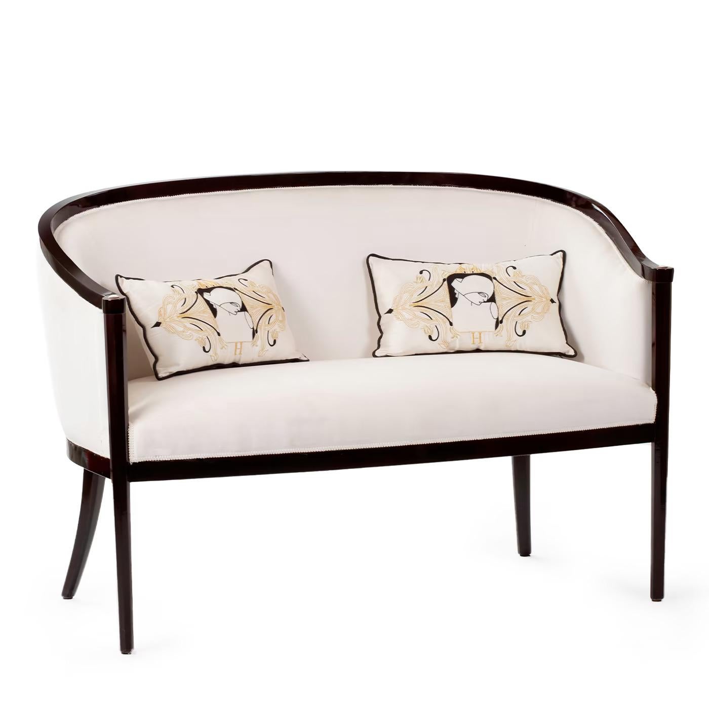 Inspiriert vom Art-déco-Bildhauer Boris Lovet, zeichnet sich dieses wunderbare Sofa durch klare und raffinierte Linien aus, die einem modernen Interieur eine raffinierte Eleganz verleihen. Er ist aus schwarz lackiertem Holz gefertigt, weich