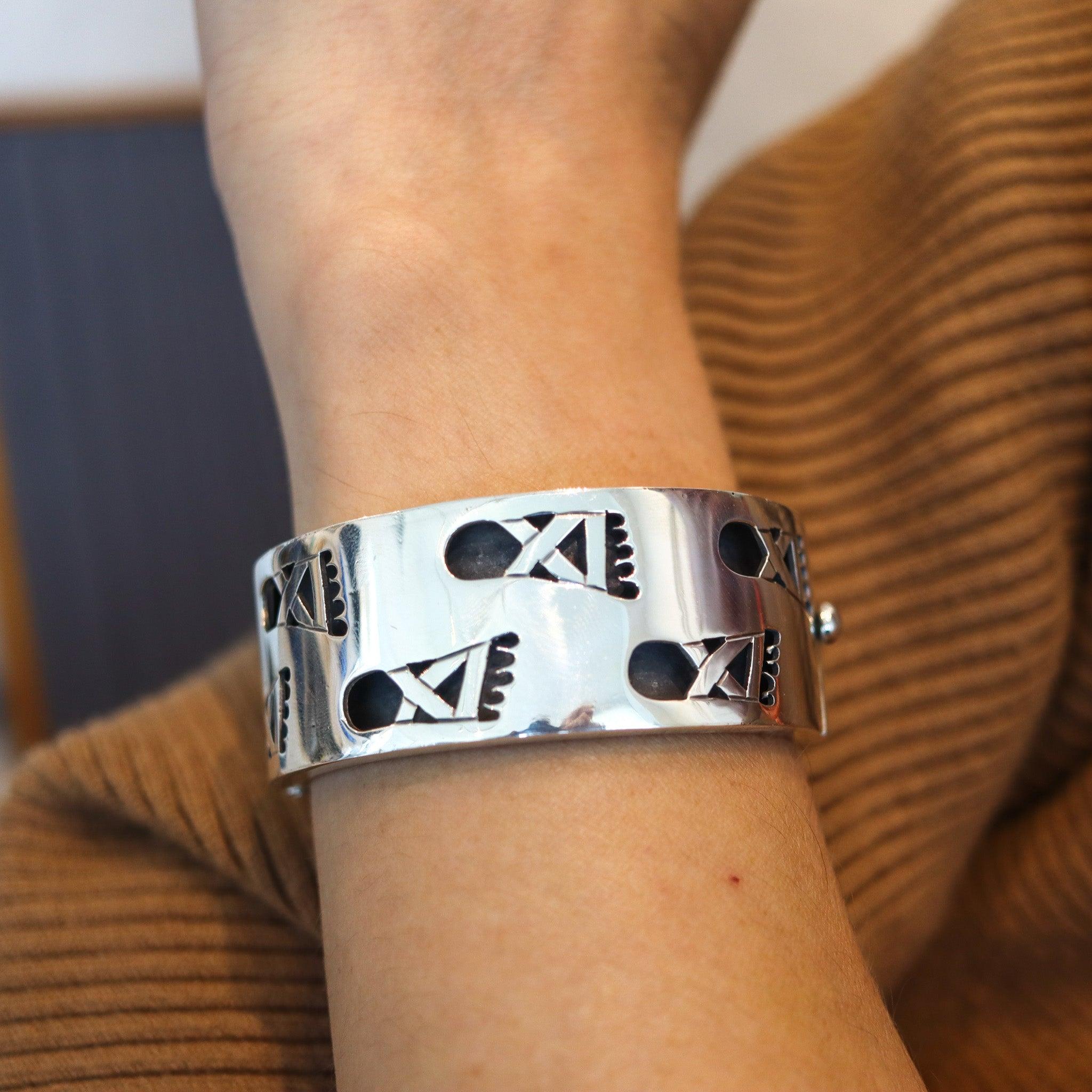 Bangle bracelet designed by Taller De Los Ballesteros.

This is a beautiful vintage bangle-bracelet, created in the city of Taxco Mexico by the Taller De Los Ballesteros, back in the 1960. The bangle was designed-crafted with youthful modernist