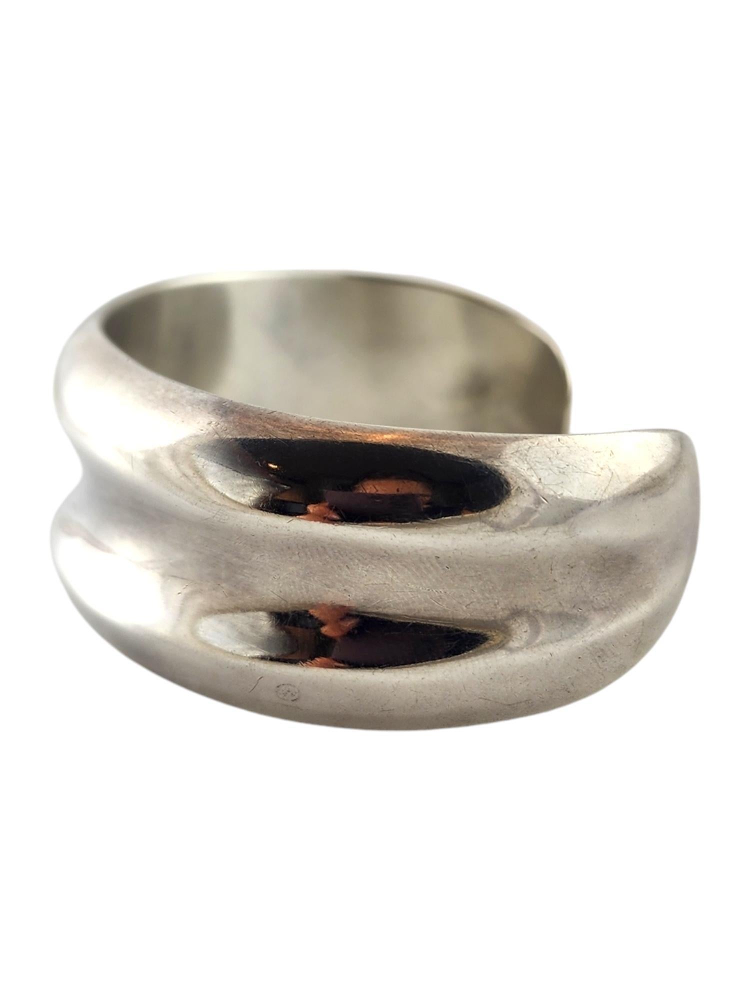 Los Ballesteros Mexico Sterling Silber Zentrum Rille Manschette Armband

Dieses wunderschöne Manschettenarmband von Los Ballesteros wurde sorgfältig aus Sterlingsilber gefertigt und bietet ein wunderschönes Finish!

Ungefähre Maße-
Innenumfang: 5