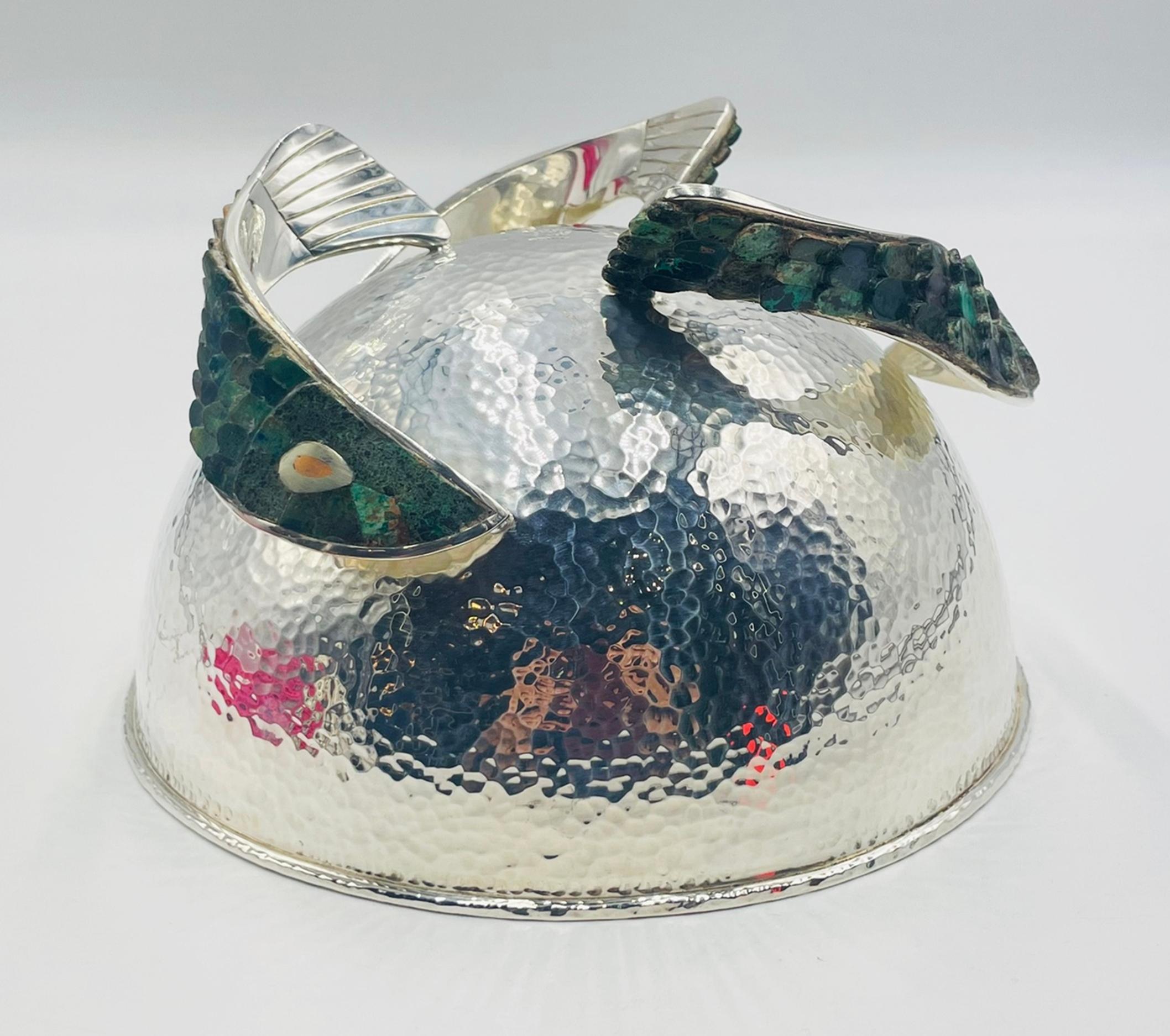 Los Castillo 1950 - Ciotola in argento con base di pesce intarsiata in malachite, Taxco, firmata in vendita 5