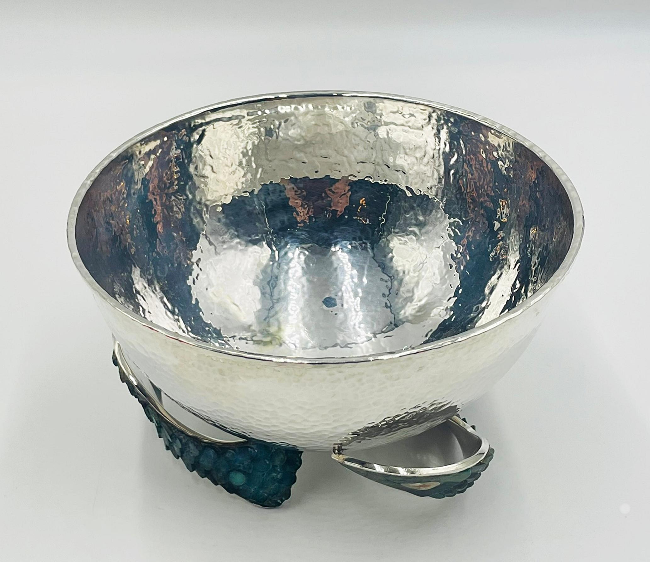 Fatto a mano Los Castillo 1950 - Ciotola in argento con base di pesce intarsiata in malachite, Taxco, firmata in vendita