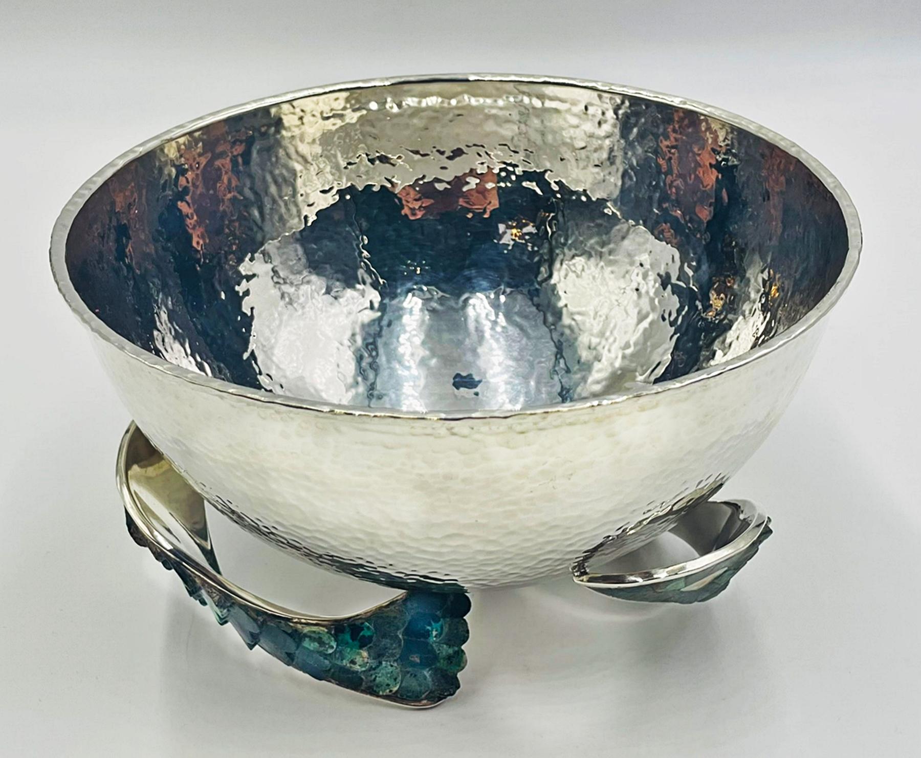 Metà XX secolo Los Castillo 1950 - Ciotola in argento con base di pesce intarsiata in malachite, Taxco, firmata in vendita