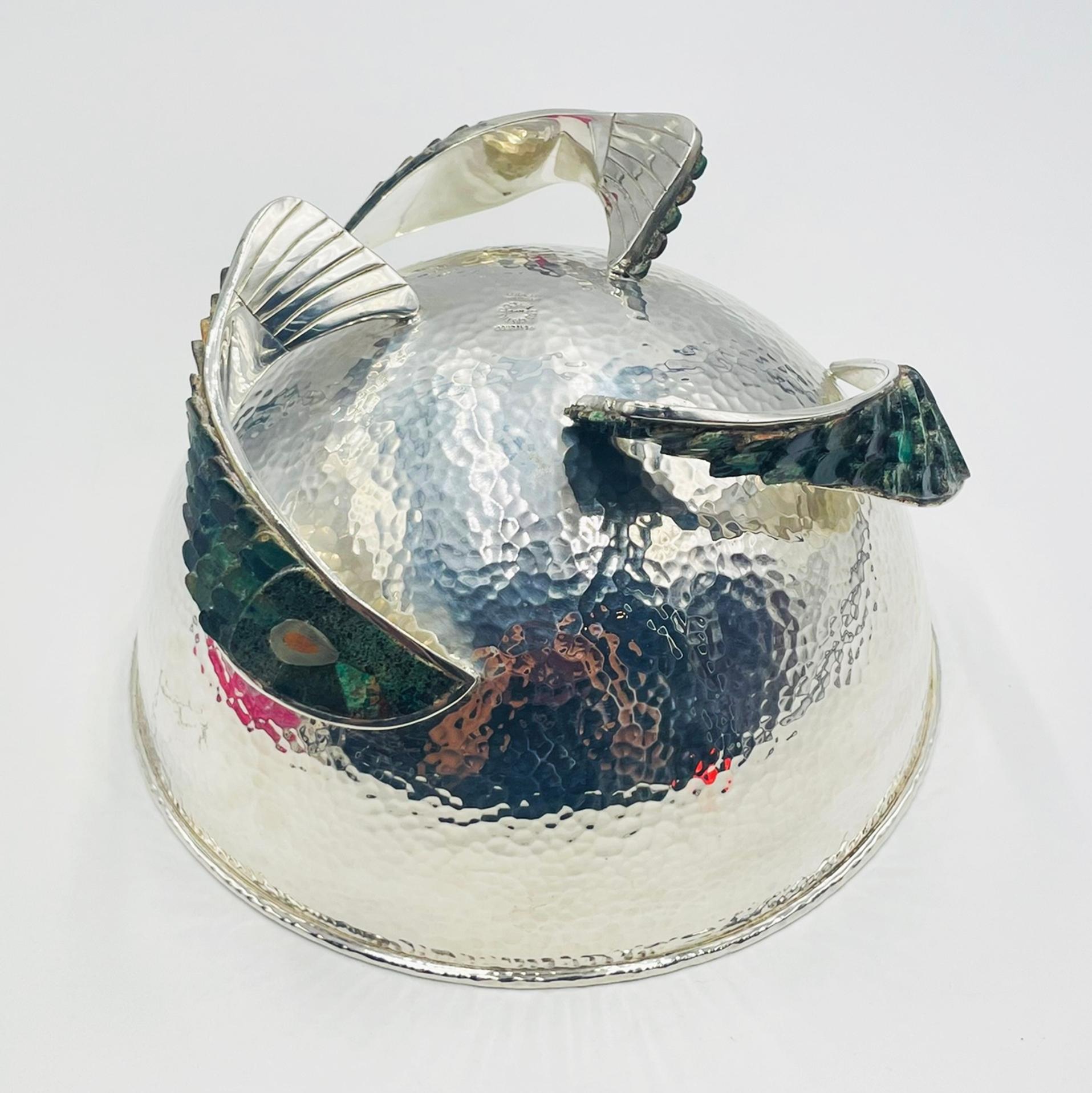 Los Castillo 1950 - Ciotola in argento con base di pesce intarsiata in malachite, Taxco, firmata in vendita 1