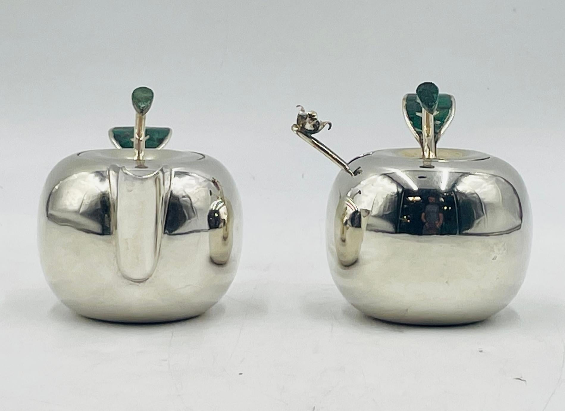 Late 20th Century Los Castillo Apple-Shaped Silver Plate Creamer, Sugar Bowl & Matching Ladle For Sale