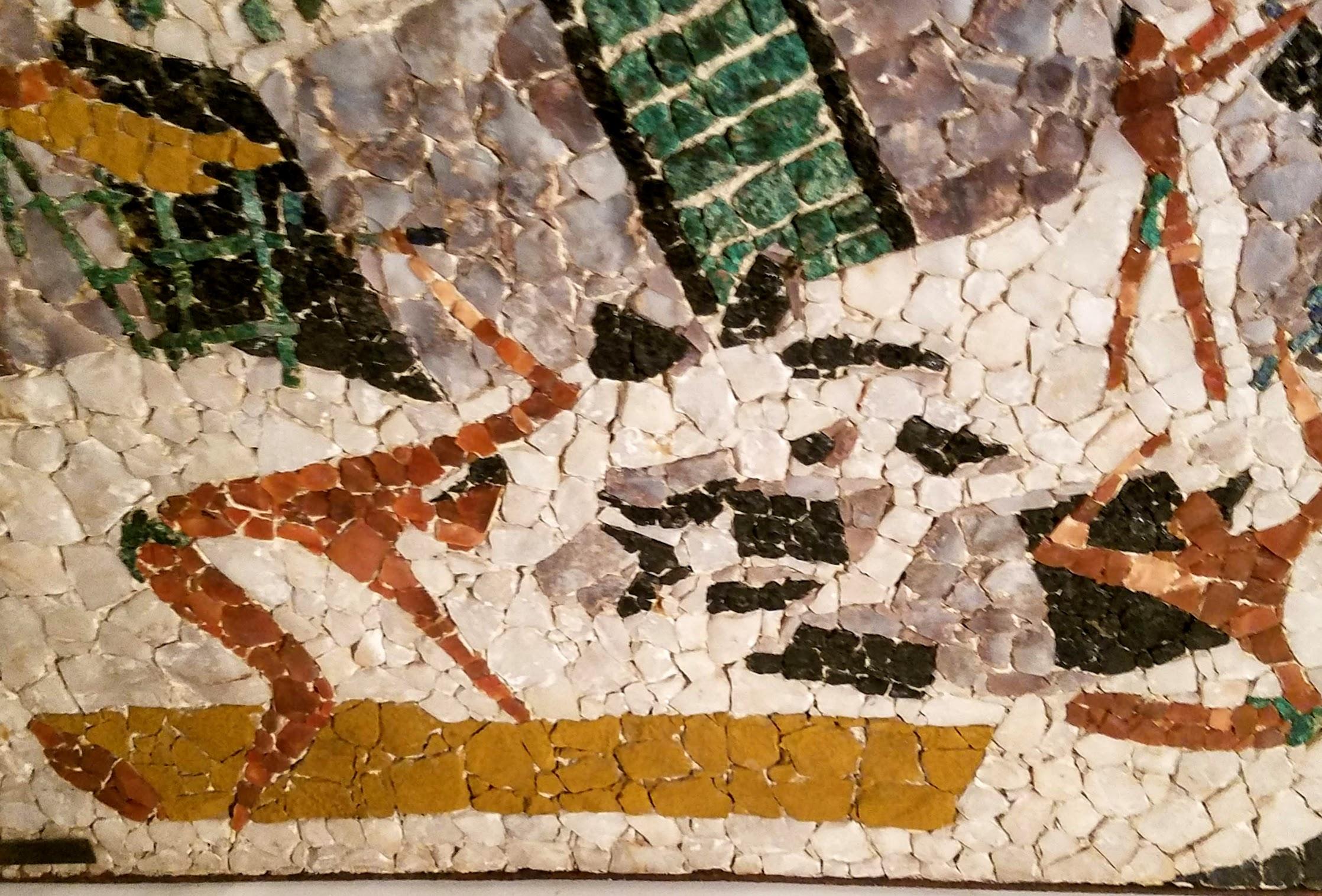 Un pannello a mosaico di E. Alvarado del 1959, commissionato allo showroom di Los Castillo Plateros, raffigurante la ricostruzione del tempio di Huitzilopochtii nel 1467 dopo i danni causati da un terremoto supervisionato da Montezuma. 
Il mosaico è