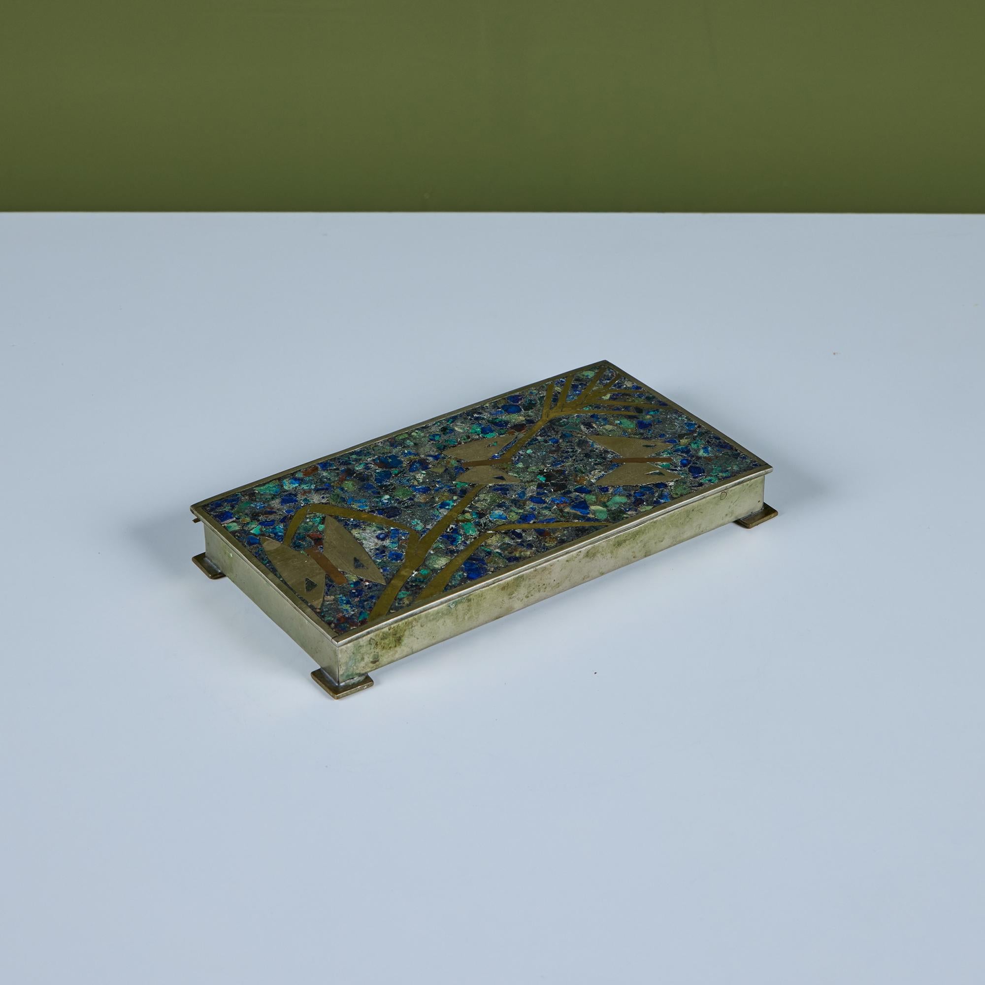 Humidor di fabbricazione messicana, anni '60 circa, composto da rame, ottone, argento e malachite. La scatola rettangolare è rivestita di Wood e presenta una vasca poco profonda per conservare le sigarette o altri oggetti da fumo. Il coperchio della