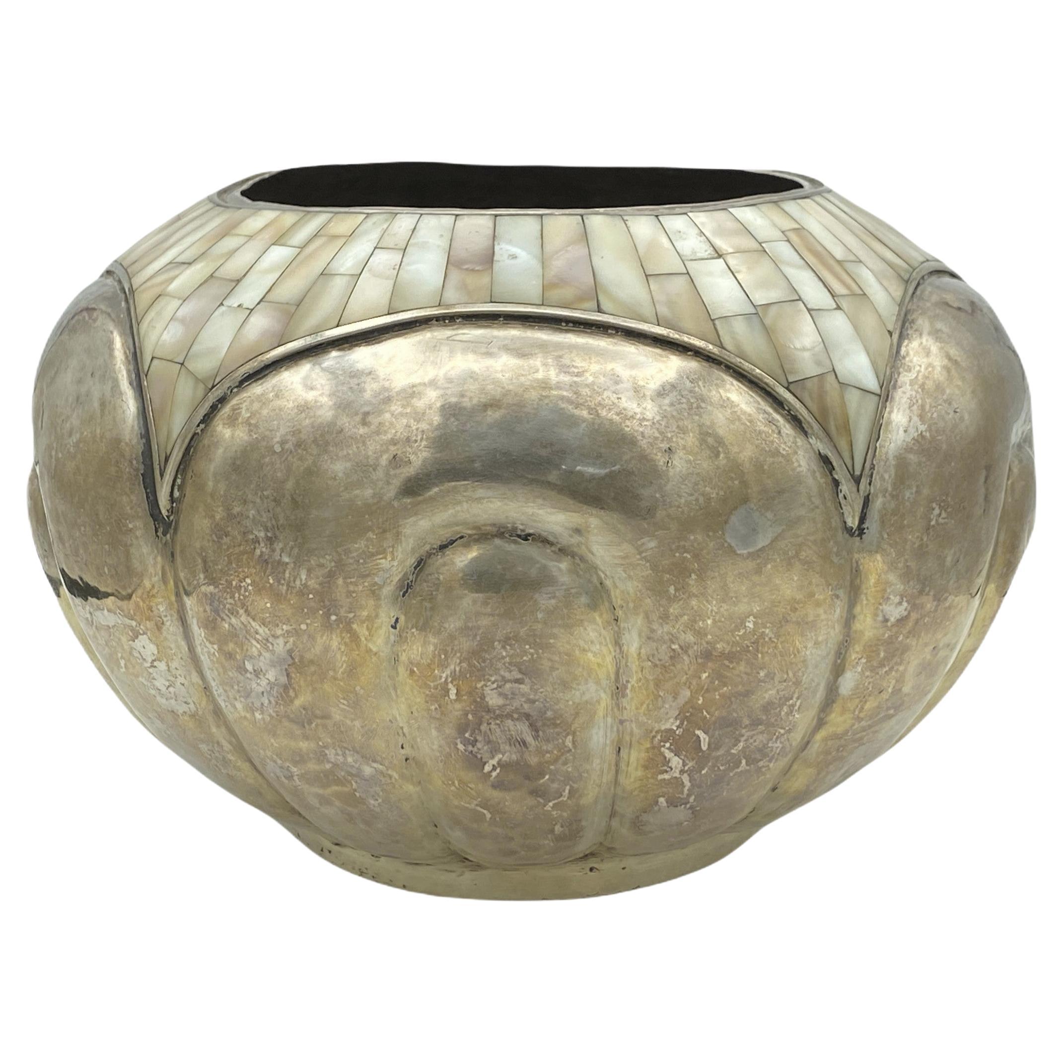 Vase en métal argenté fabriqué à la main et orné de mosaïques de nacre Los Castillo Circa 1980s