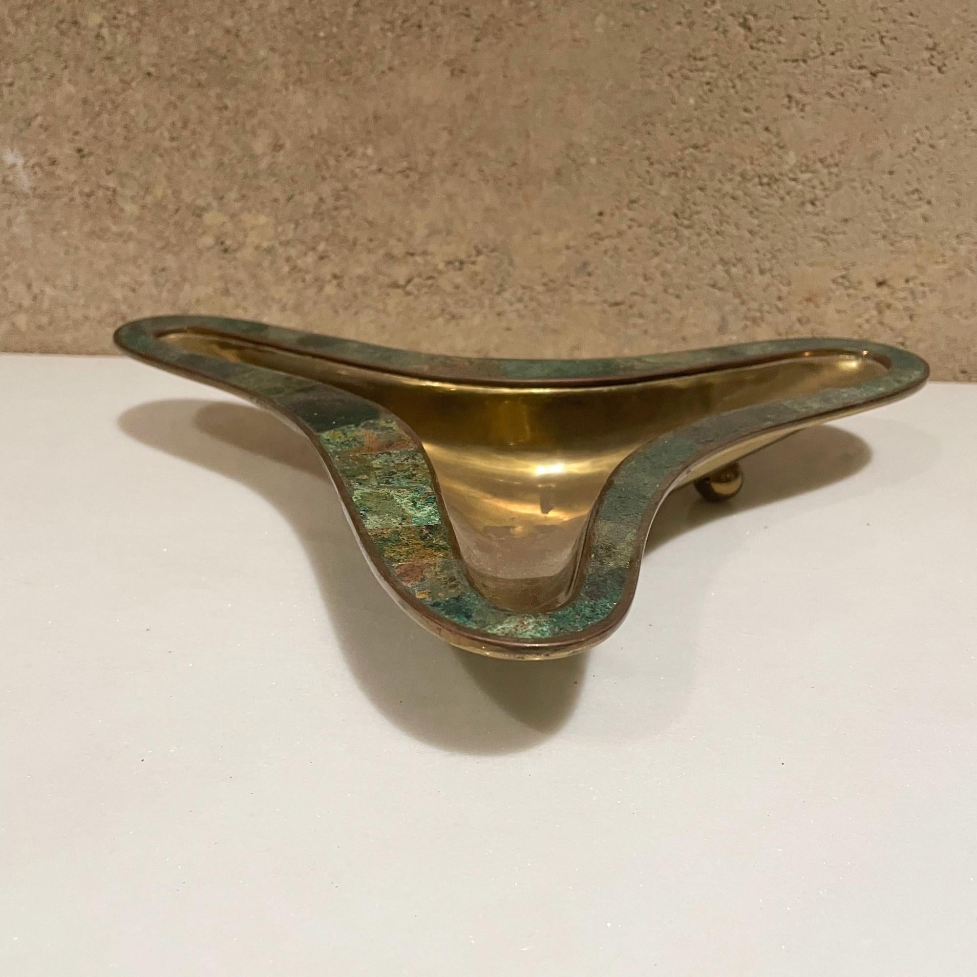 Dish
Stunning Los Castillo free form footed sculptural tripod dish in Mexican Brass & beautiful Malachite trim. 1950s Mexico.
Measures: 10.13 W x 7.38 D x 1.5 H inches
Maker stamped
Preowned unrestored original vintage condition.
Review images.