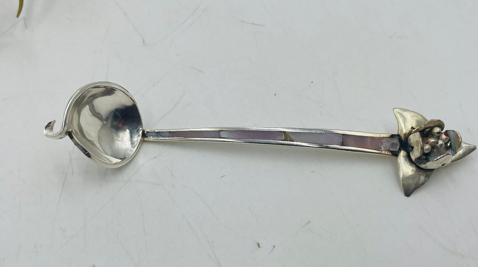 Crémier, sucre et louche en argent de Los Castillo, Taxco, années 1960 en vente 11