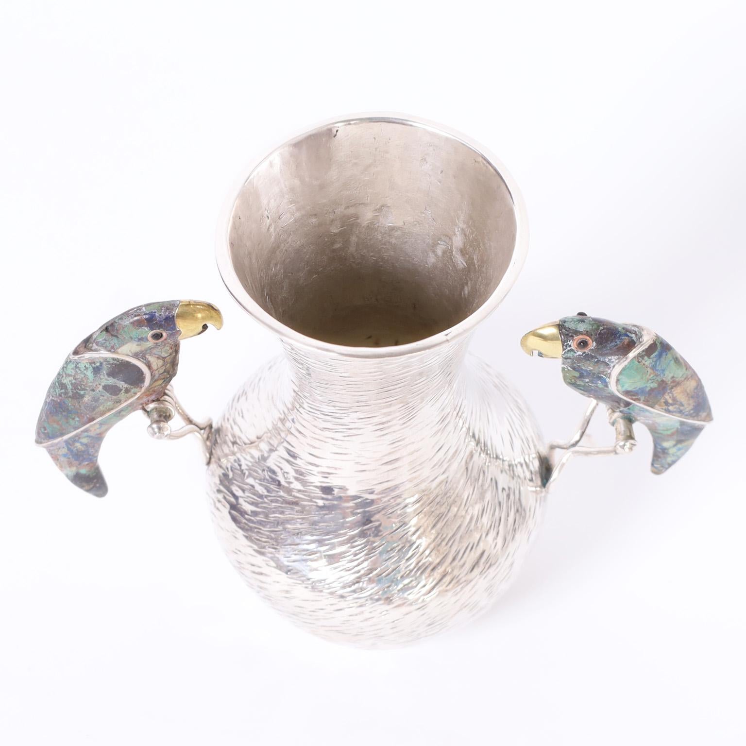 Mid-Century Modern Vase ou récipient en argent sur cuivre Los Castillo avec perroquets en vente