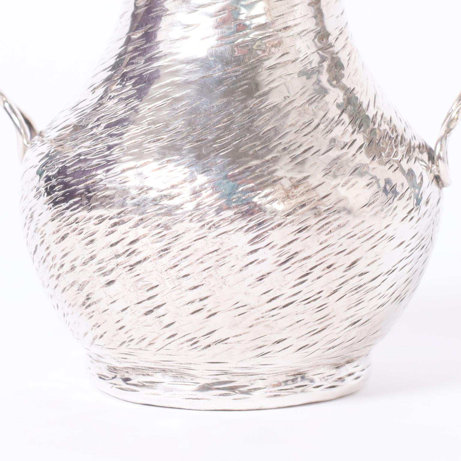 20ième siècle Vase ou récipient en argent sur cuivre Los Castillo avec perroquets en vente