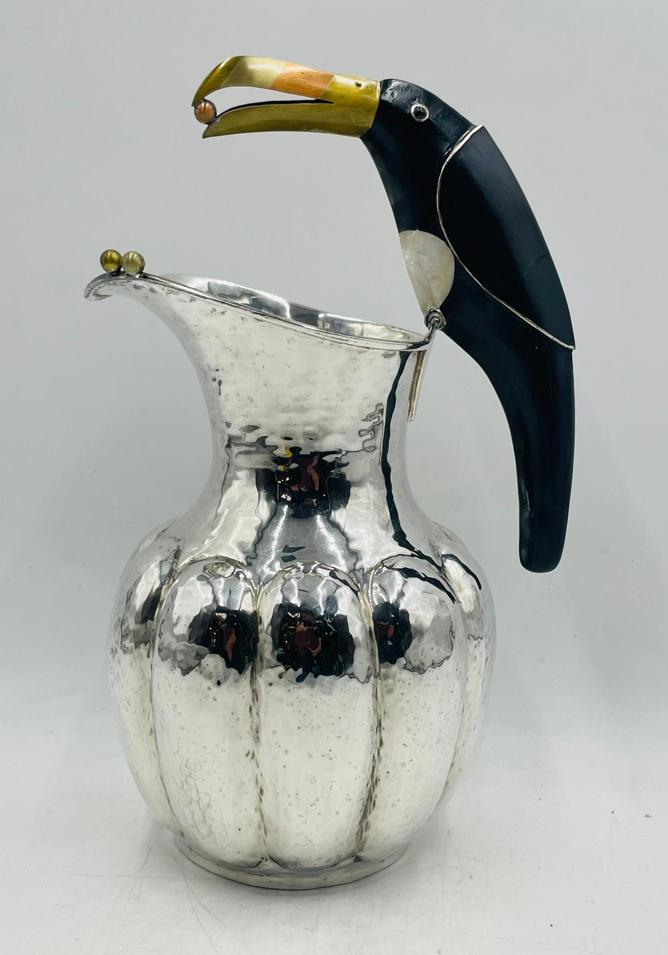Los Castillo Silber Tukan-Krug mit Onyx- und Mischmetall-Intarsien, Mexiko 1960er Jahre (Moderne der Mitte des Jahrhunderts) im Angebot