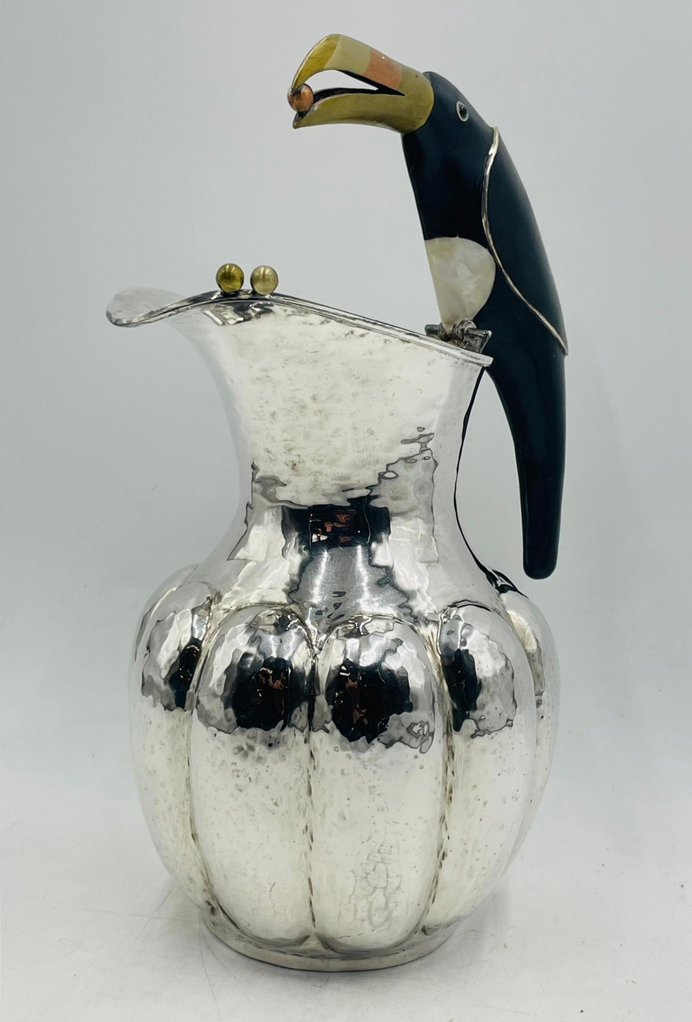 Los Castillo Silber Tukan-Krug mit Onyx- und Mischmetall-Intarsien, Mexiko 1960er Jahre (Mexikanisch) im Angebot