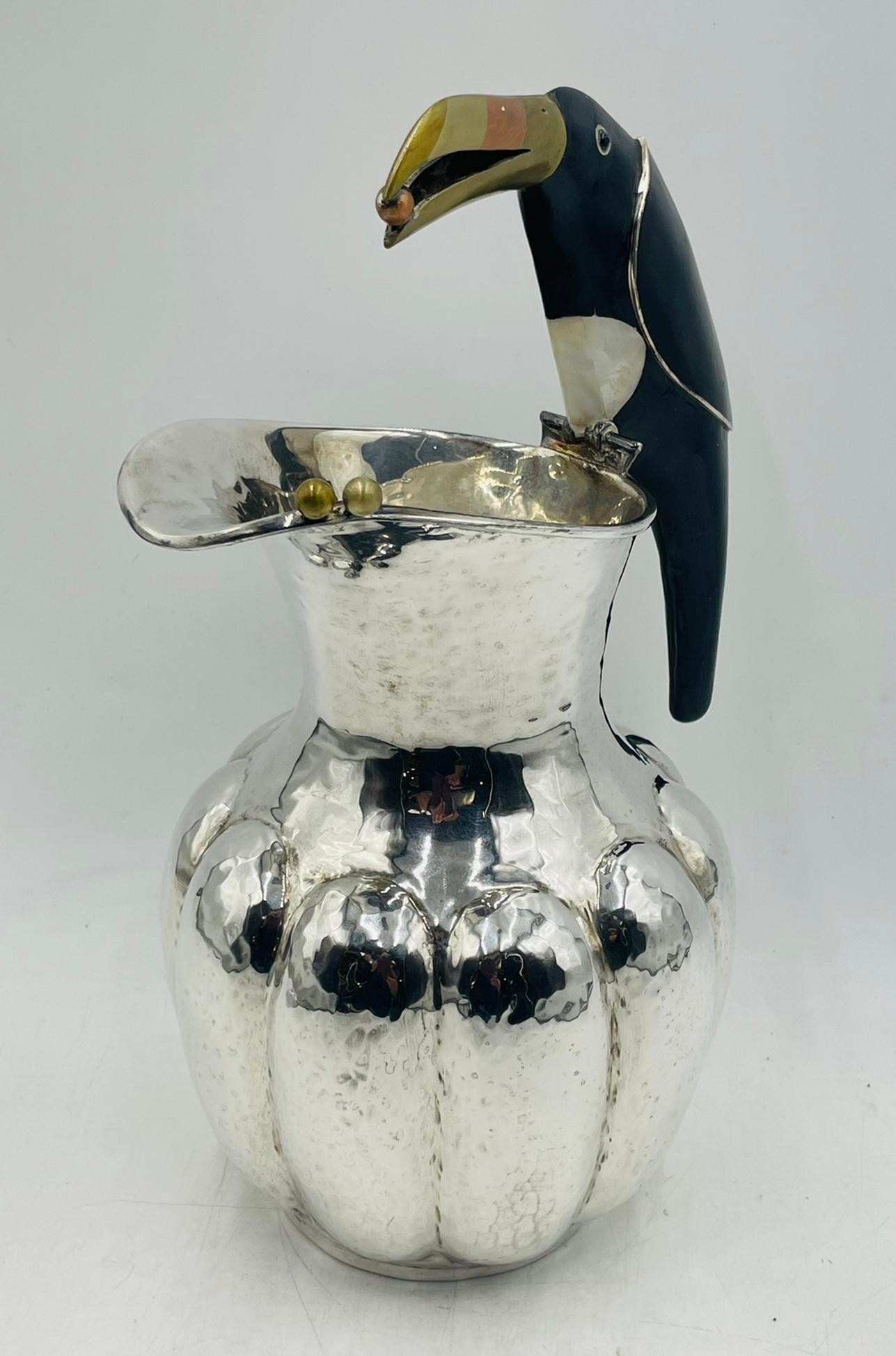 Los Castillo Silber Tukan-Krug mit Onyx- und Mischmetall-Intarsien, Mexiko 1960er Jahre (Handgefertigt) im Angebot