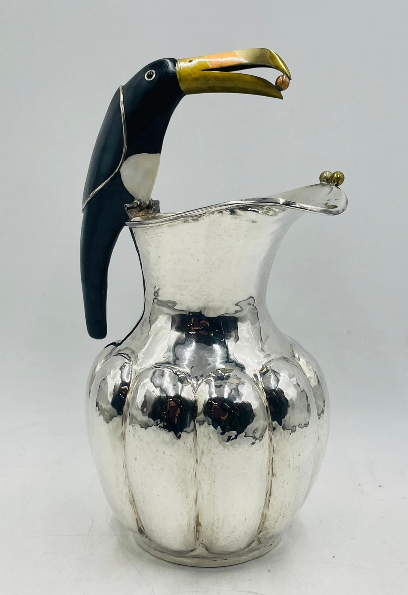 Los Castillo Silber Tukan-Krug mit Onyx- und Mischmetall-Intarsien, Mexiko 1960er Jahre im Zustand „Gut“ im Angebot in Los Angeles, CA