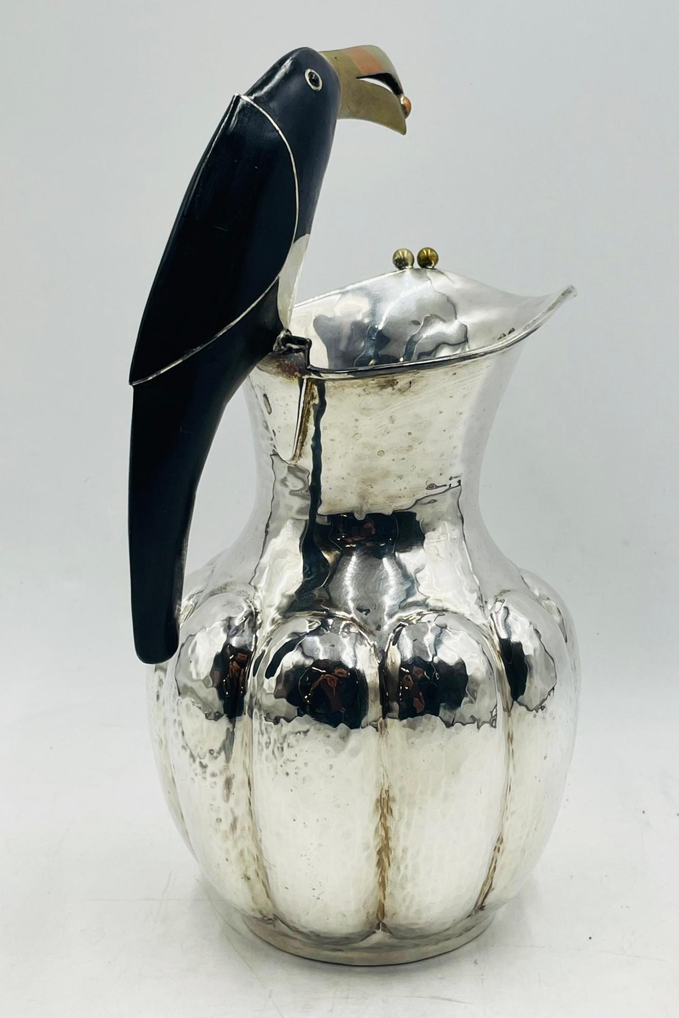Los Castillo Silber Tukan-Krug mit Onyx- und Mischmetall-Intarsien, Mexiko 1960er Jahre (Mitte des 20. Jahrhunderts) im Angebot