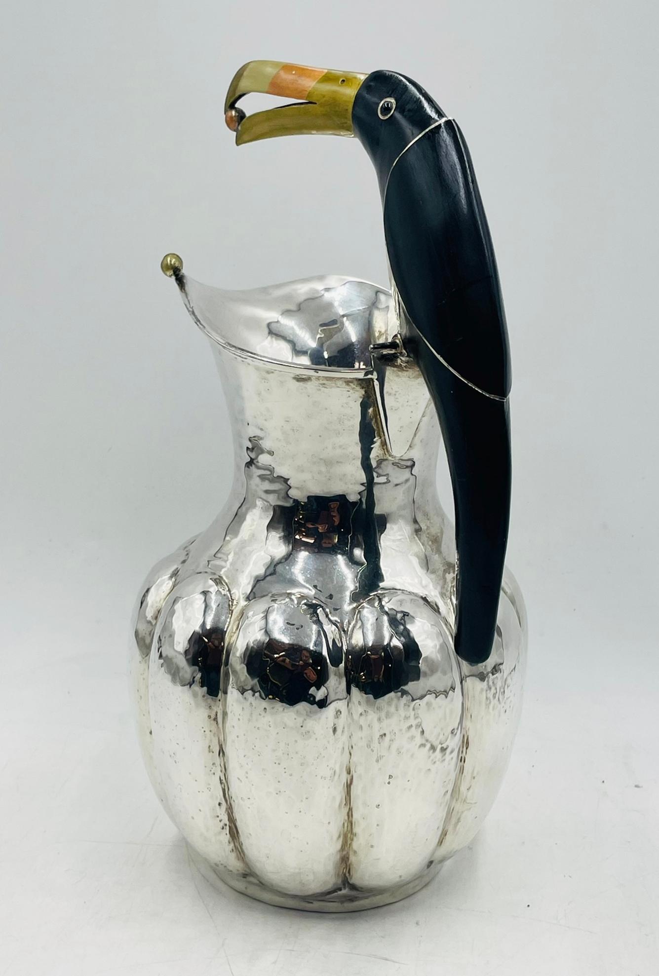 Los Castillo Silber Tukan-Krug mit Onyx- und Mischmetall-Intarsien, Mexiko 1960er Jahre (Versilberung) im Angebot