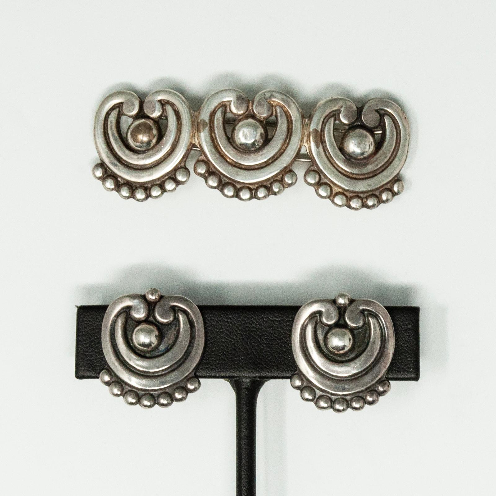 Los Castillo sterling silver hair clip and earring set. Traditional Mexican pattern, the earrings are screw-on earrings, design #325. Made from solid 925 sterling silver. Marked with 325 Los Castillo Taxco. 

Antonio Castillo and his three brothers