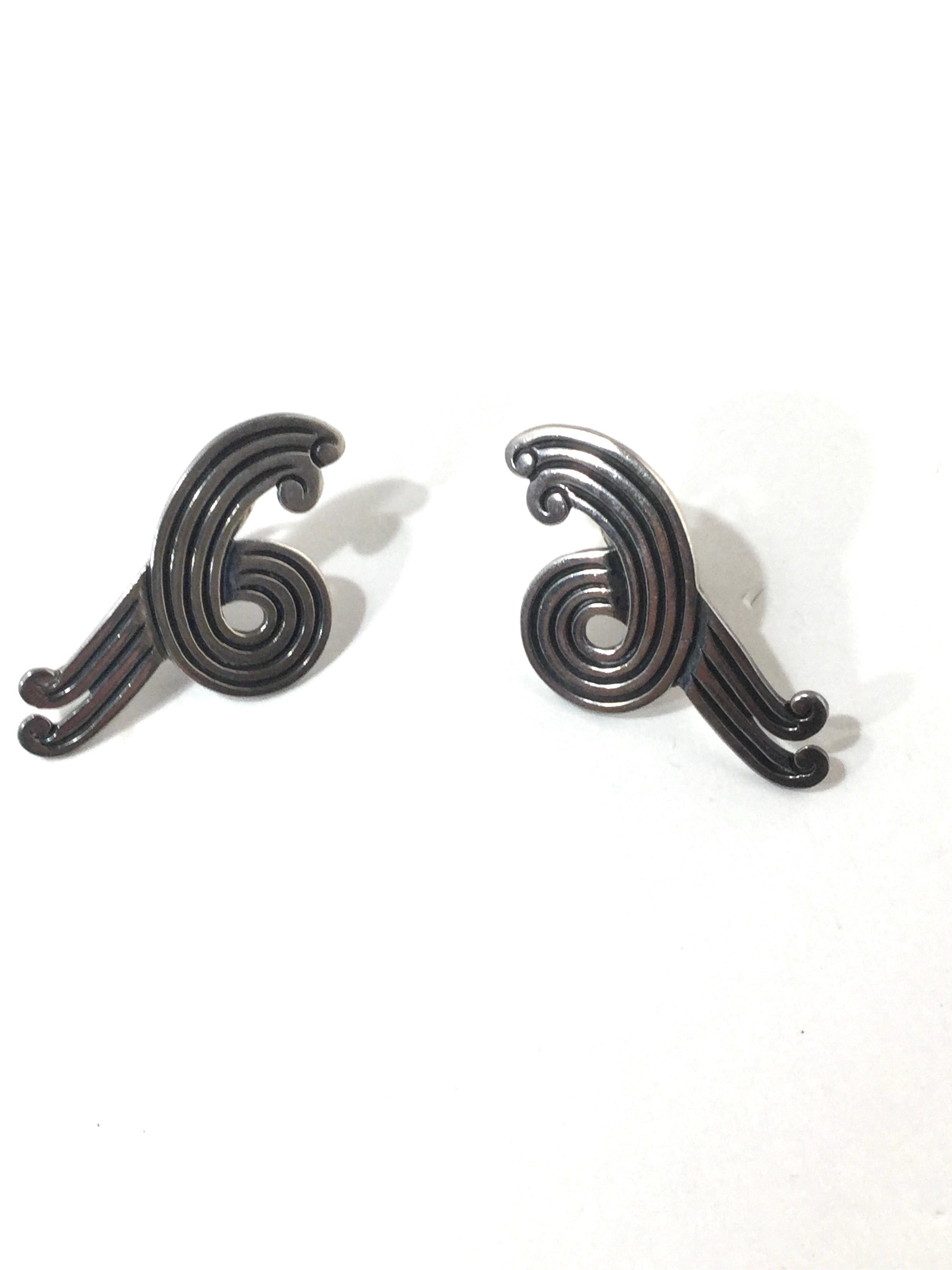 Vintage Los Castillo Sterling Silver Taxco Swirl Clip On Earrings

This is a wonderful pair of Vintage Los Castillo Taxco sterling silver Swirl clip on earrings.

Measurements: Earrings measure 42mm in length, 21mm in width.

Weight: 14.2 g / 9.1 dwt