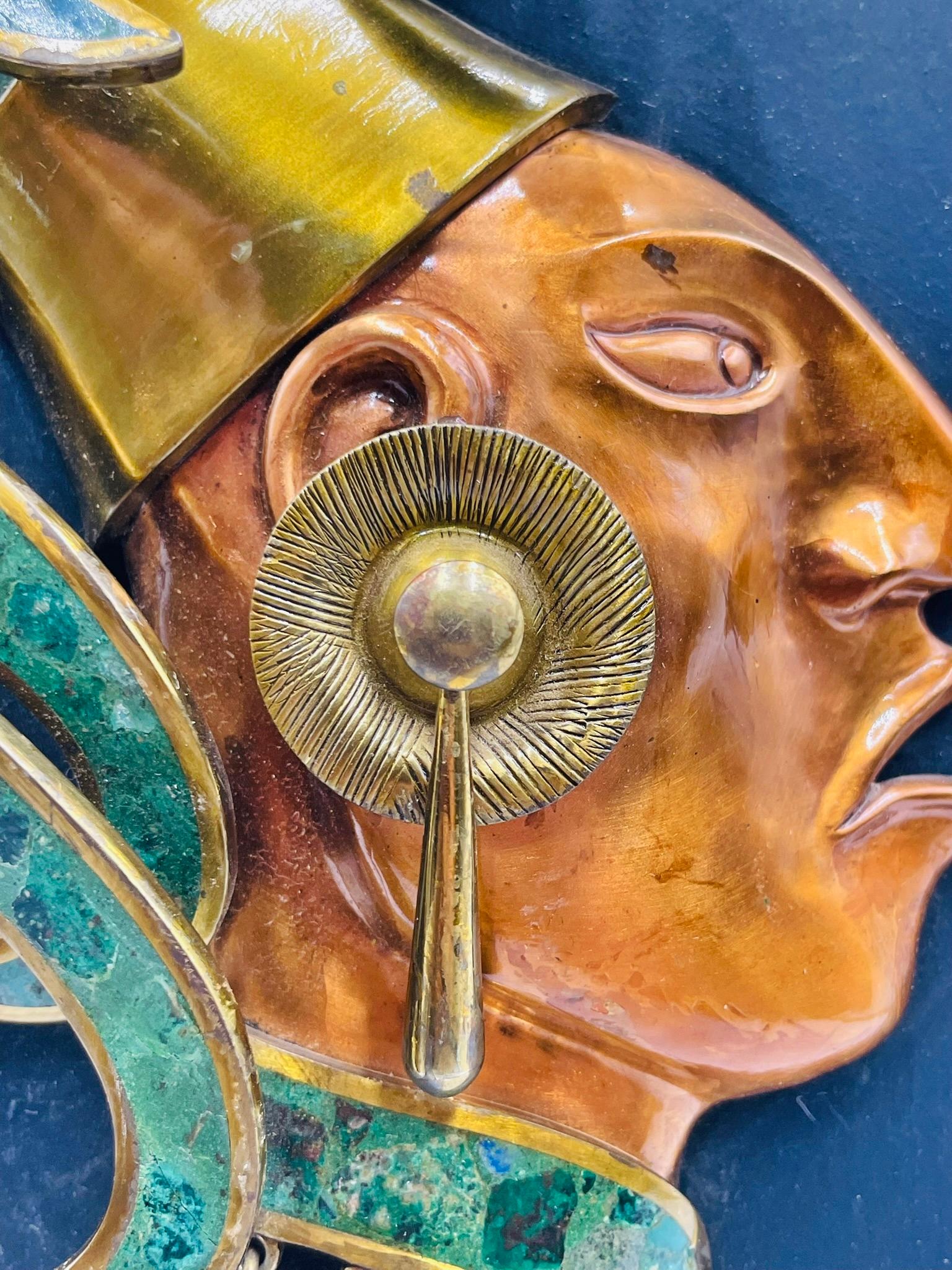 Sculpture murale aztèque de style Los Castillo en laiton, cuivre et malachite, années 1950 Mexique en vente 3