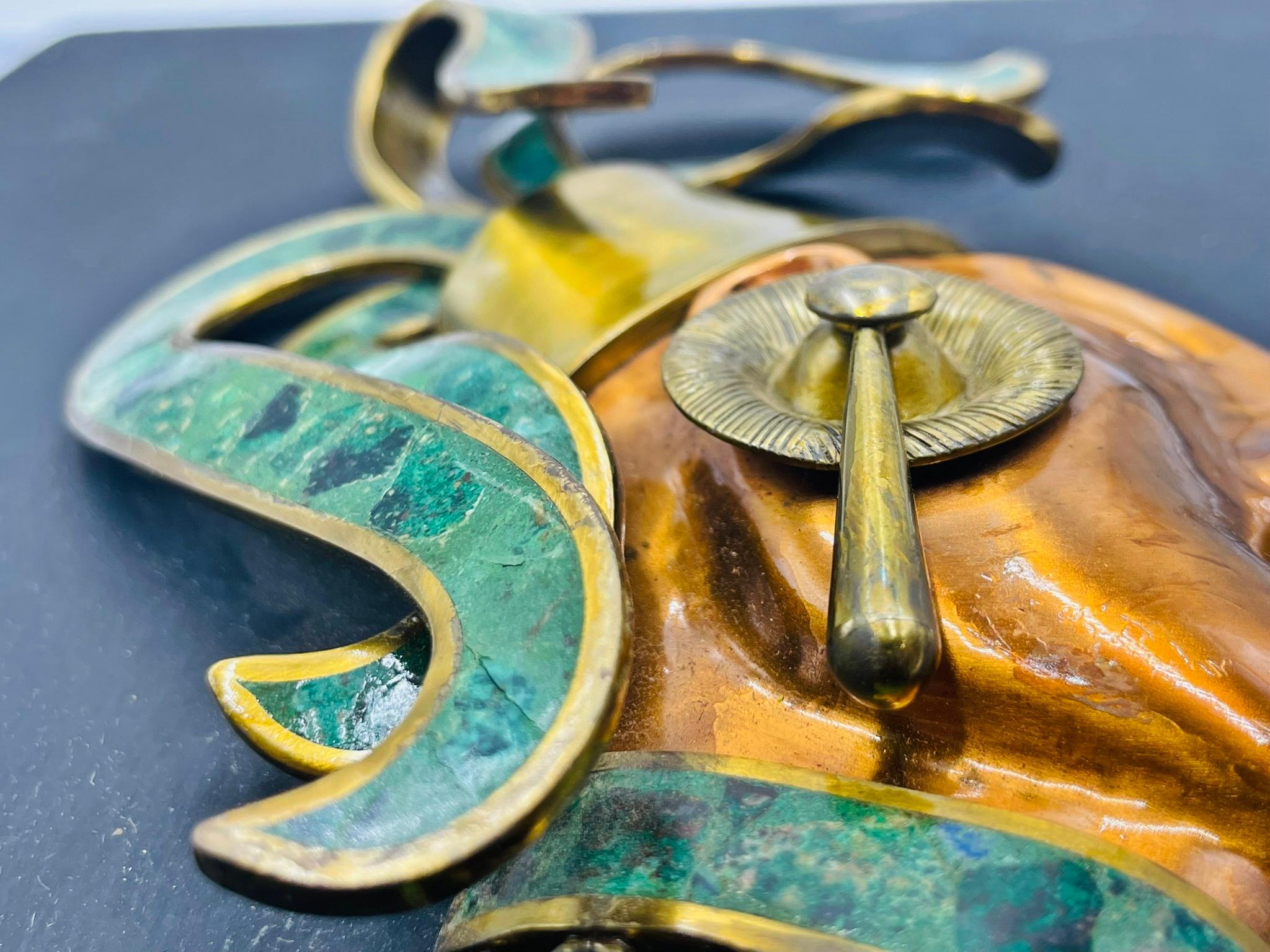 Sculpture murale aztèque de style Los Castillo en laiton, cuivre et malachite, années 1950 Mexique en vente 8