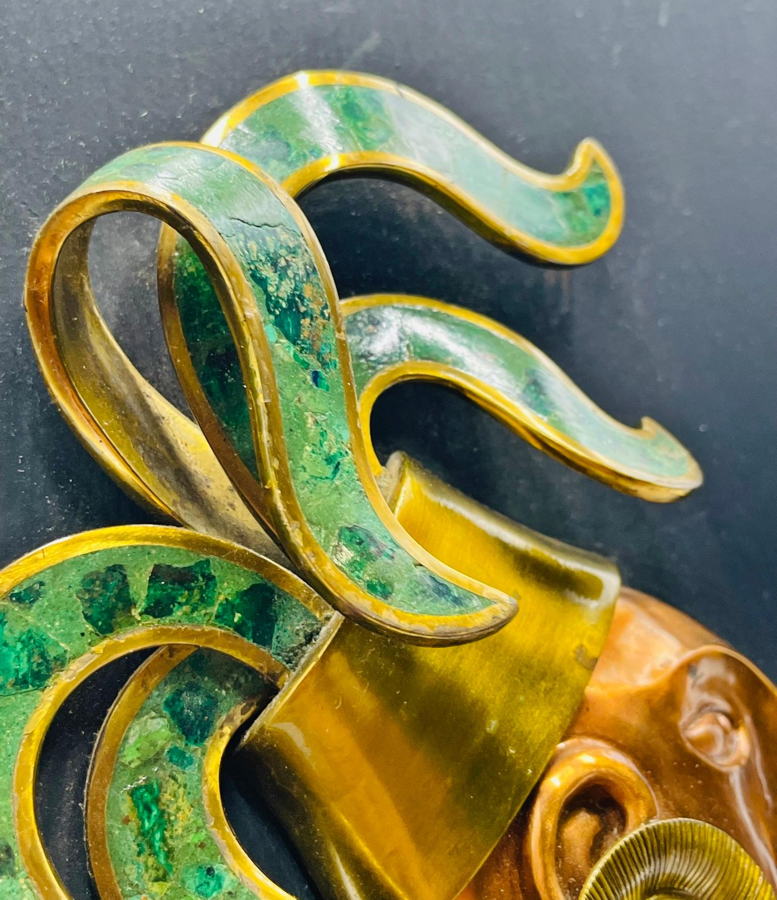 Sculpture murale aztèque de style Los Castillo en laiton, cuivre et malachite, années 1950 Mexique en vente 10