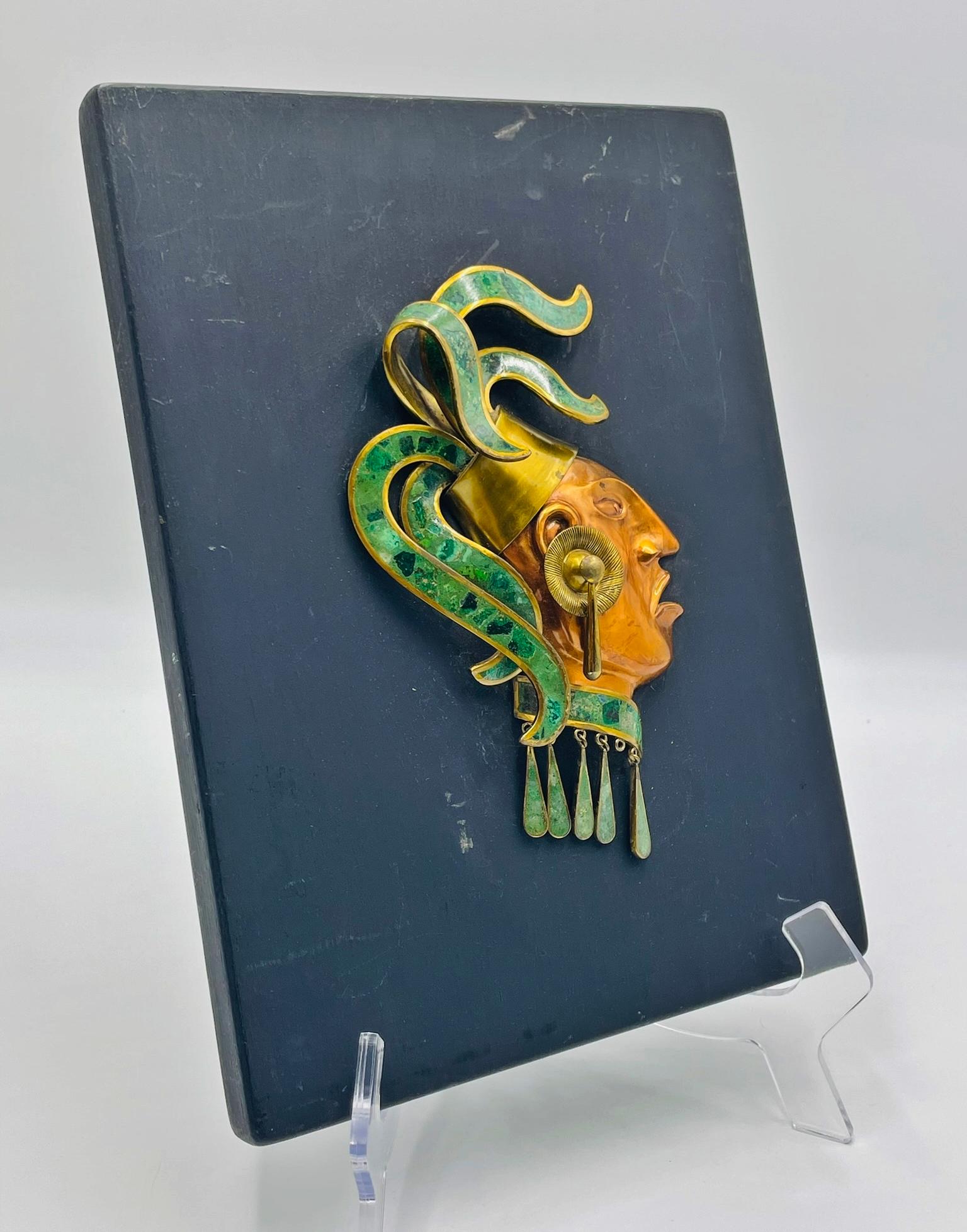 Tribal Sculpture murale aztèque de style Los Castillo en laiton, cuivre et malachite, années 1950 Mexique en vente