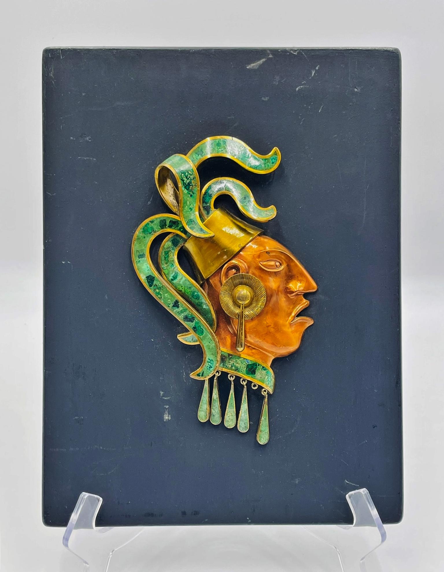 Mexicain Sculpture murale aztèque de style Los Castillo en laiton, cuivre et malachite, années 1950 Mexique en vente