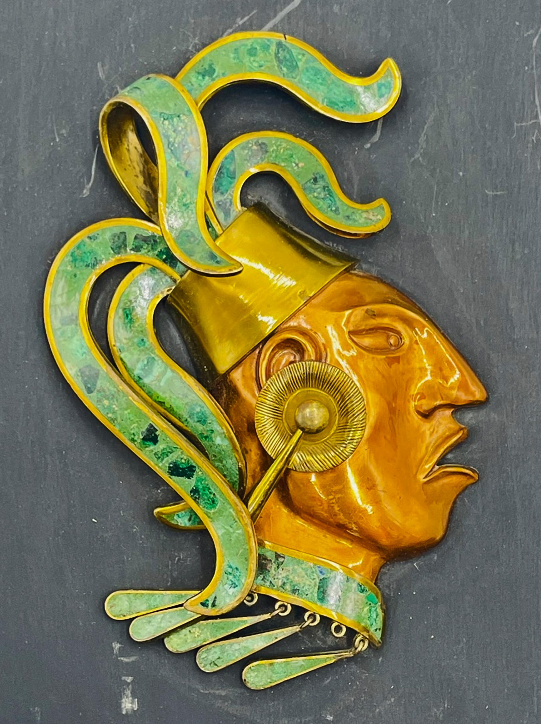 Fait main Sculpture murale aztèque de style Los Castillo en laiton, cuivre et malachite, années 1950 Mexique en vente