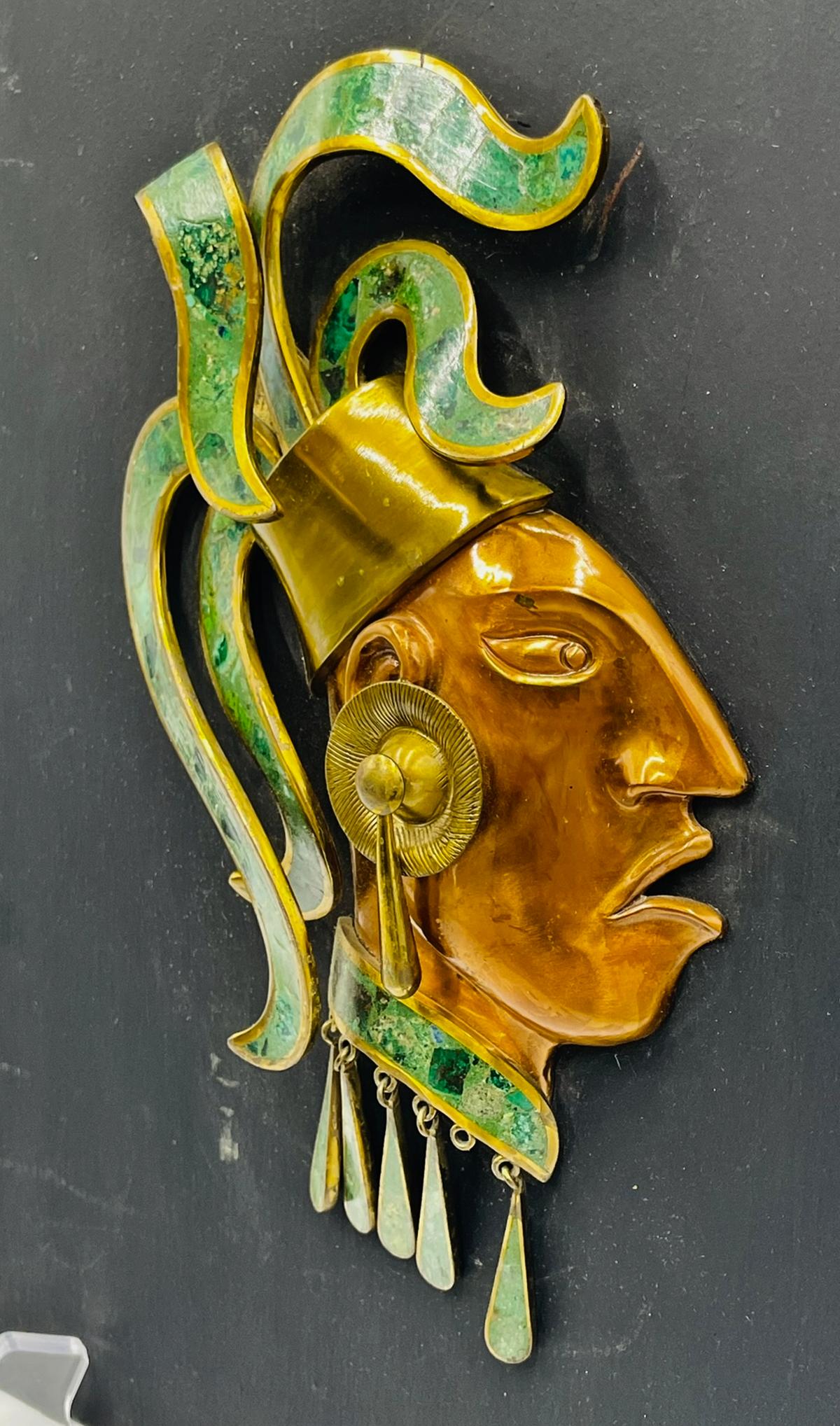 Sculpture murale aztèque de style Los Castillo en laiton, cuivre et malachite, années 1950 Mexique Bon état - En vente à Los Angeles, CA