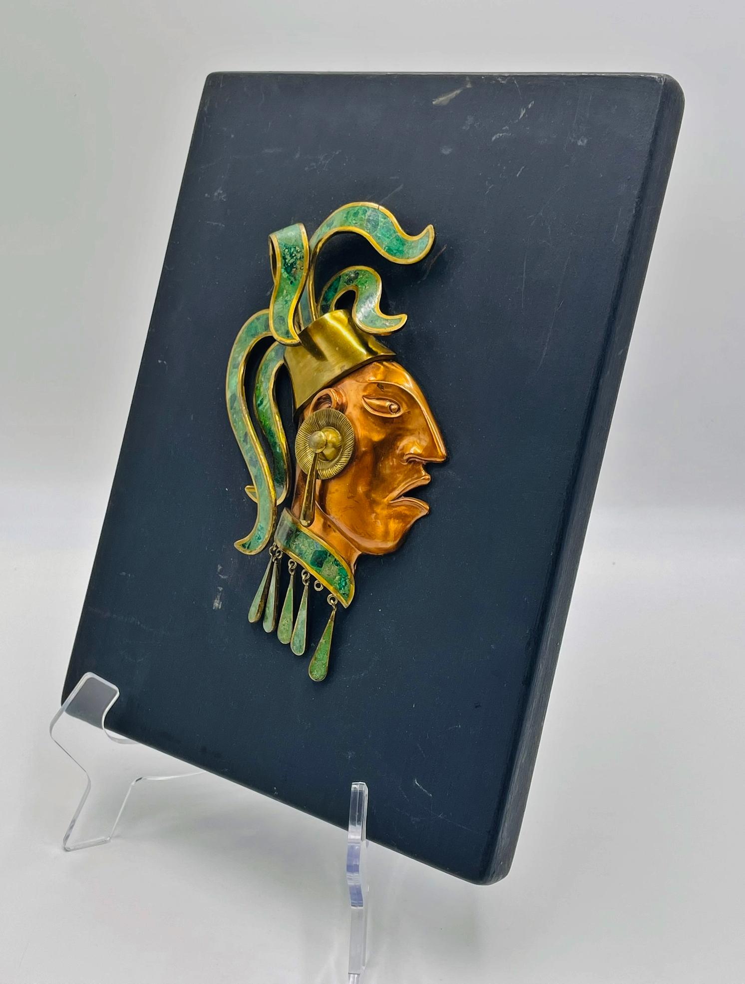 Milieu du XXe siècle Sculpture murale aztèque de style Los Castillo en laiton, cuivre et malachite, années 1950 Mexique en vente