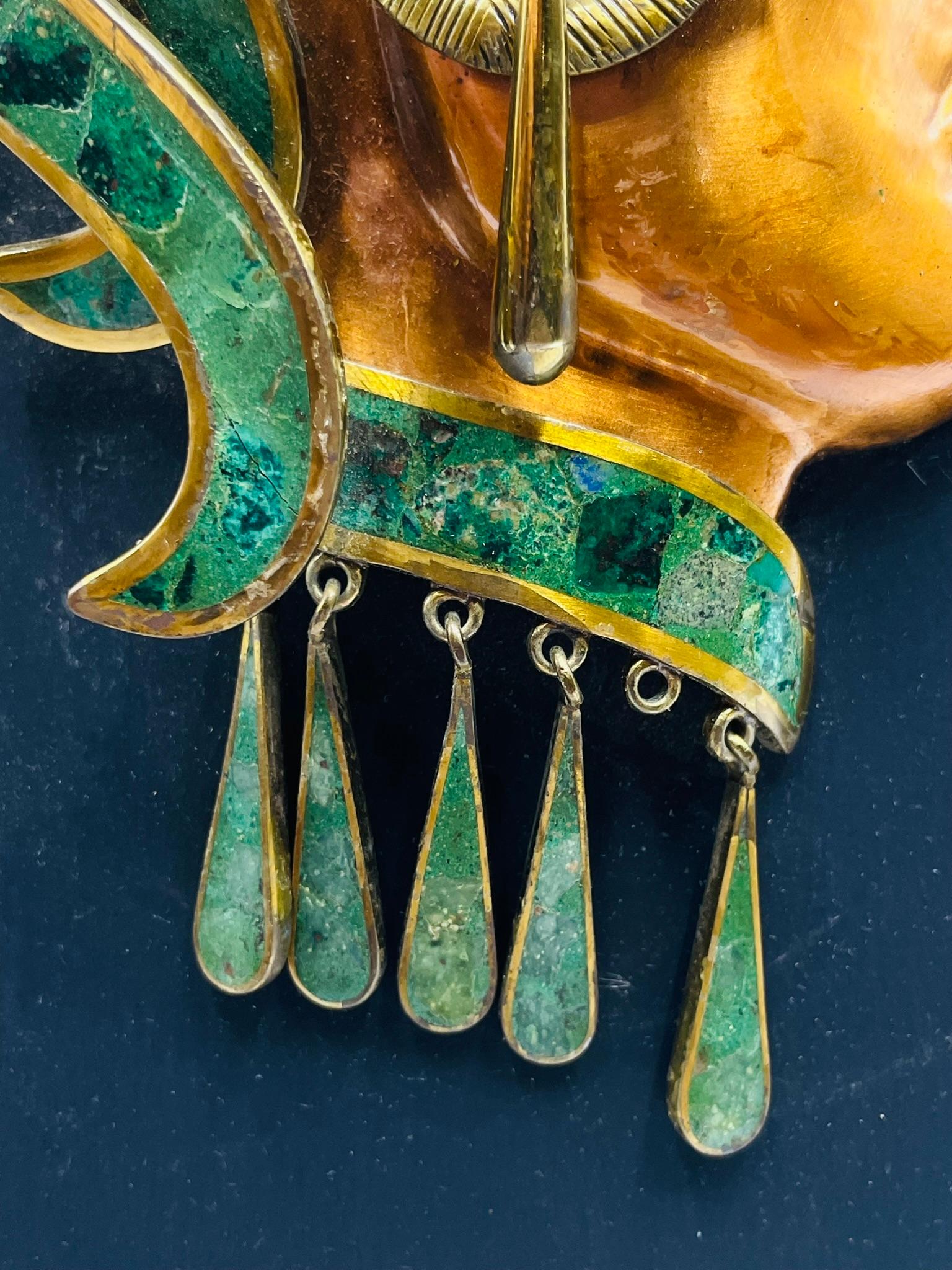 Laiton Sculpture murale aztèque de style Los Castillo en laiton, cuivre et malachite, années 1950 Mexique en vente