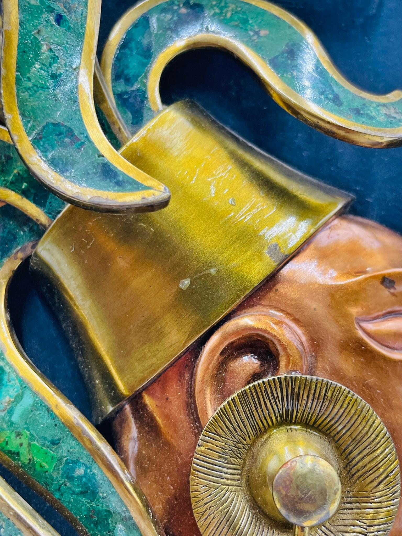 Sculpture murale aztèque de style Los Castillo en laiton, cuivre et malachite, années 1950 Mexique en vente 1