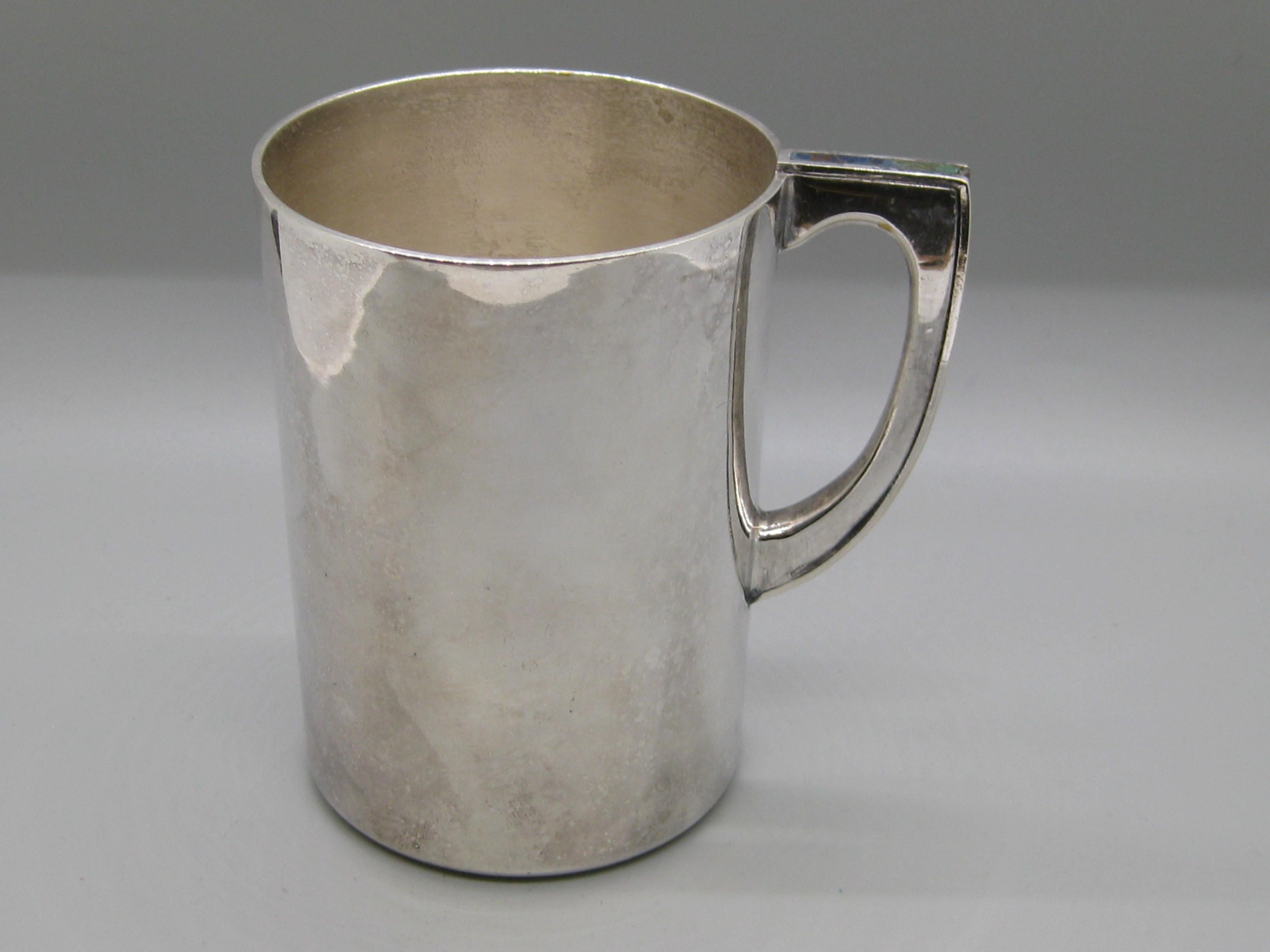 Maravillosa taza de Los Castillos bañada en plata con incrustaciones de malaquita y turquesa en el asa. Esta maravillosa taza data de la década de 1950 y se fabricó en Taxco Mexico. Firmado en la parte inferior. Maravilloso diseño y forma. En muy