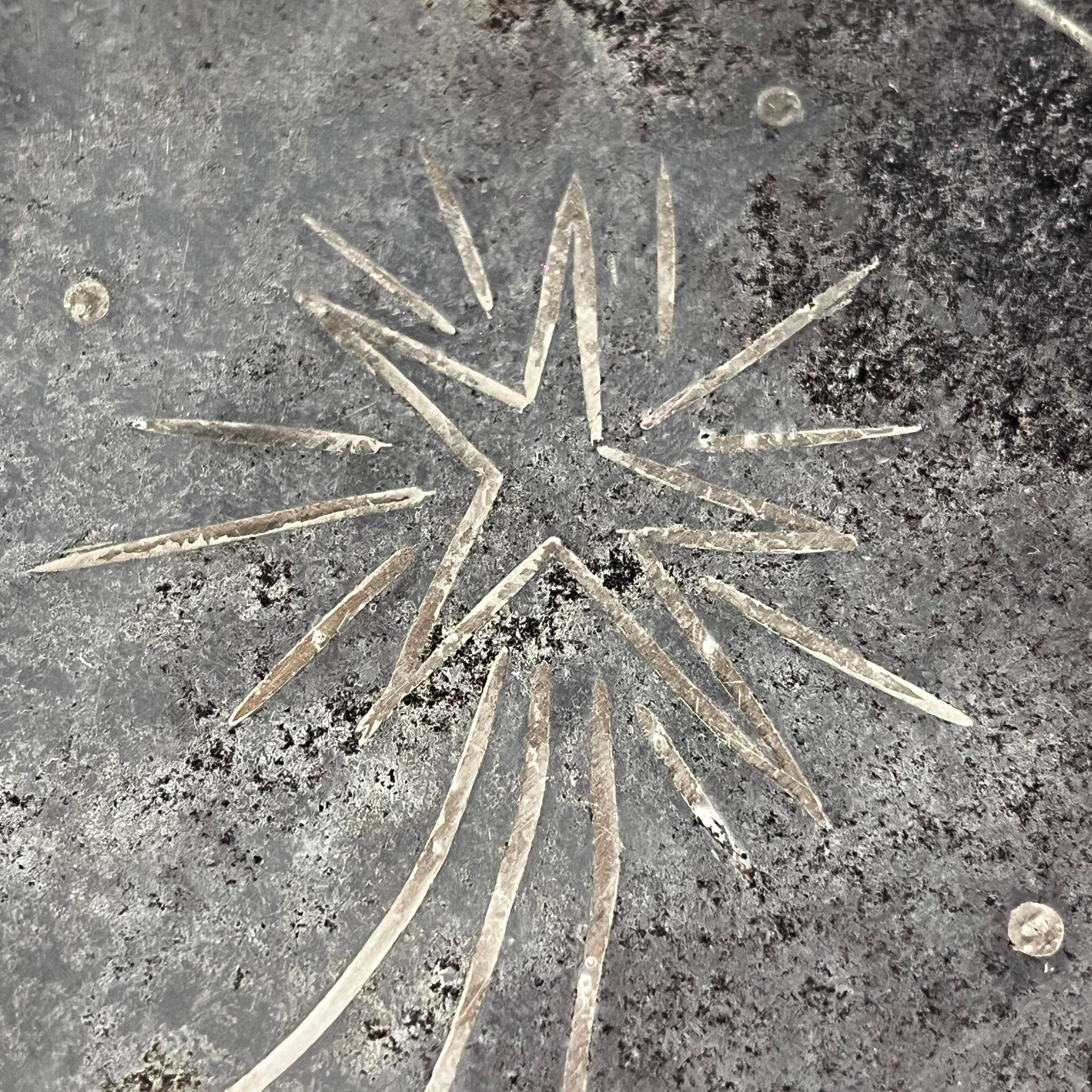 Una bandeja de plata de la primera época de principios de los años 40 con acabado mate de Los Castillo en Taxco Mexico. La bandeja redonda está decorada con estrellas fugaces en técnica de esgrafiado. La bandeja está marcada en la parte inferior LOS