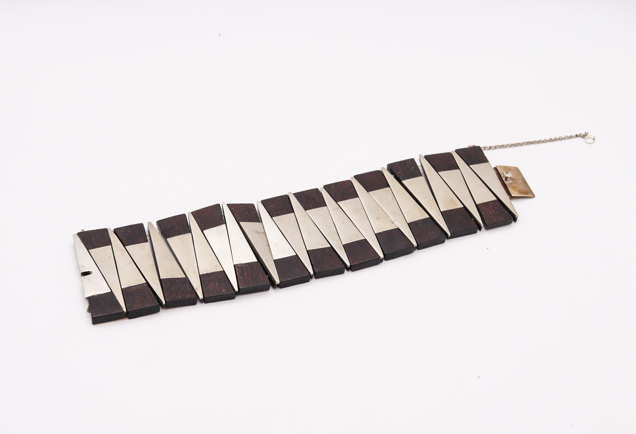 Geometric bracelet designed by Los Castillo.

Beautiful and rare bracelet, created in the city of Taxco, Mexico during the art deco period, back in the 1930. This exceptional flexible bracelet has been designed with geometric patterns at the iconic