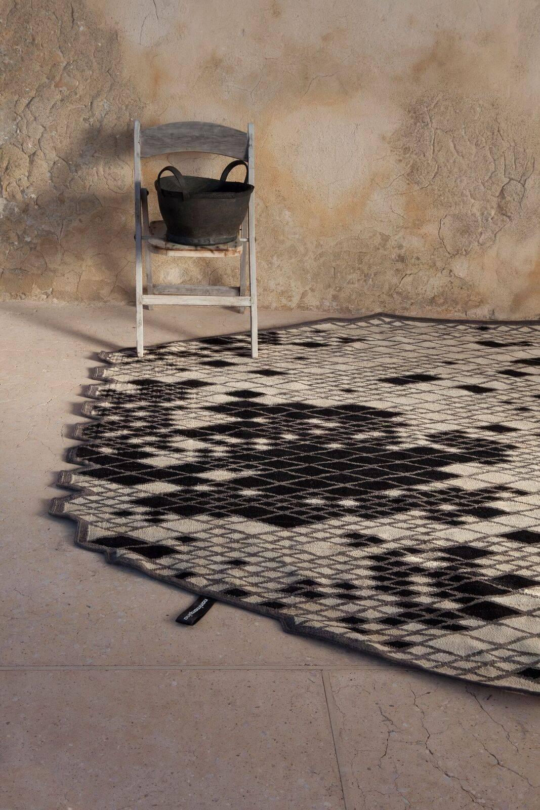 Avec la collection Losanges, les frères Bouroullec poursuivent leur étude de la simplicité et de l'élégance, en réinterprétant le tapis persan traditionnel grâce aux techniques anciennes du Rug & Kilim.

Techniquement complexe, la collection