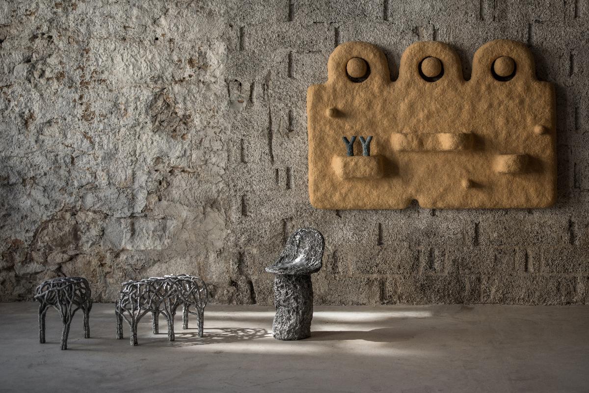 Lavorando in modo intuitivo con tecniche manuali e una vasta gamma di materiali, la giovane designer norvegese Sigve Knutson crea oggetti che mettono in discussione il design contemporaneo prodotto in serie. Dopo aver presentato il progetto