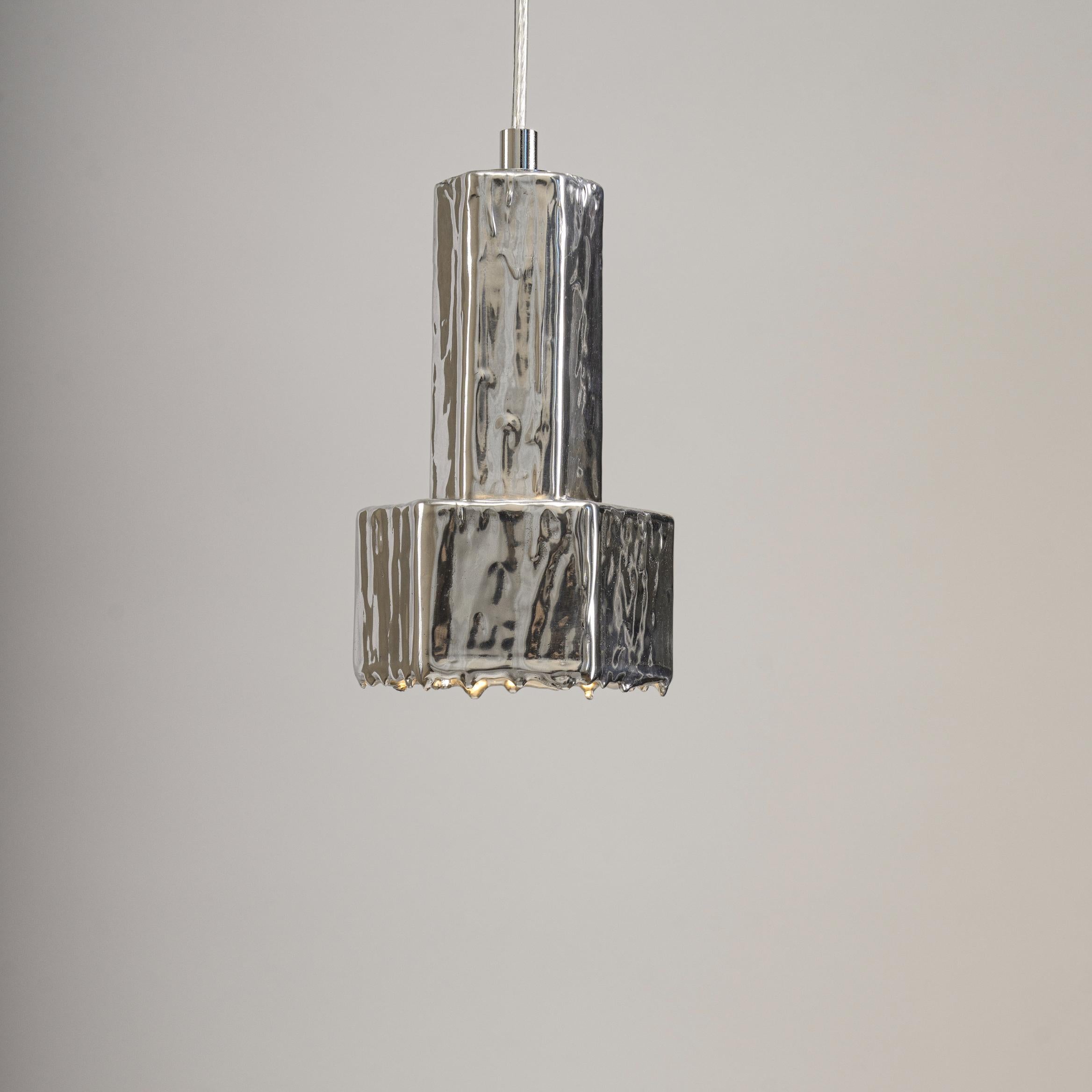Lampada a sospensione Lost 6 di Studio Birtane
Dimensioni:  L 13 x P 13 x H 20 cm
Materiali: Alluminio fuso
Sono disponibili anche la versione in bronzo fuso e le finiture lucide o patinate.

Tutte le nostre lampade possono essere cablate a seconda