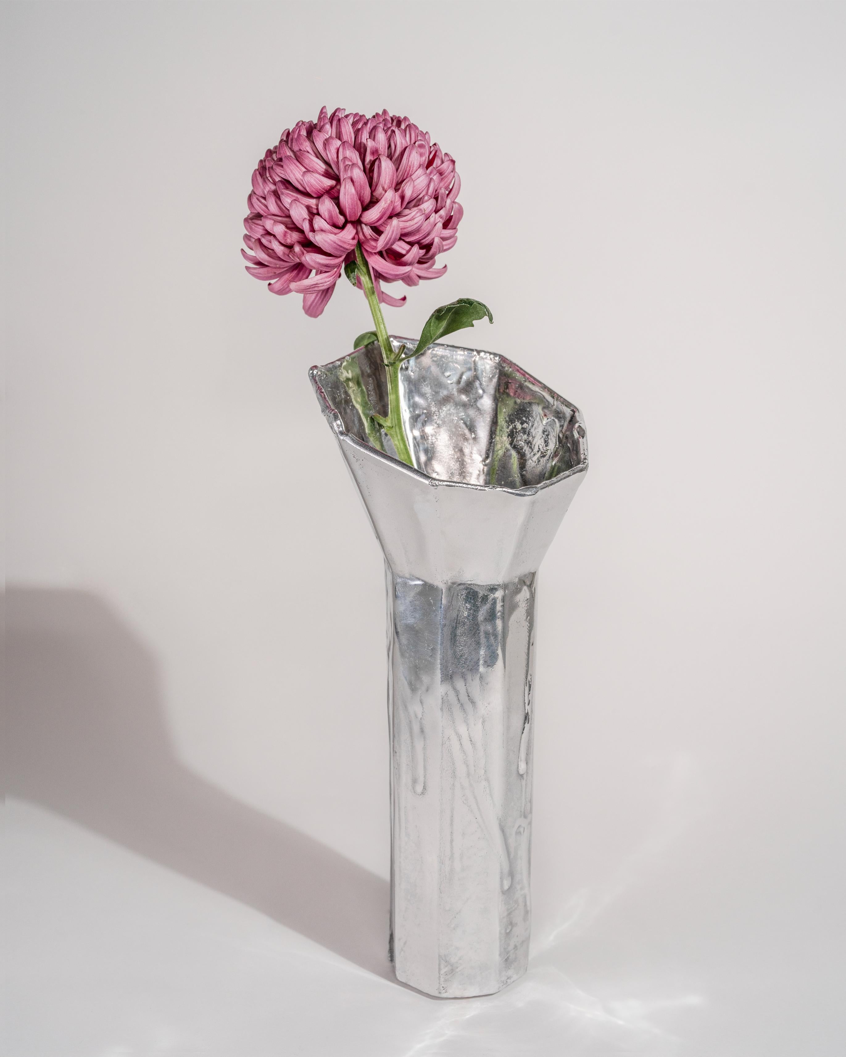 Lost Vase 8 di Studio Birtane
Esclusivo PHILIA.
Dimensioni:  L 12 x P 12 x H 27 cm
Materiali: Alluminio fuso
Sono disponibili anche la versione in bronzo fuso e le finiture lucide o patinate.

Tutte le nostre lampade possono essere cablate a seconda