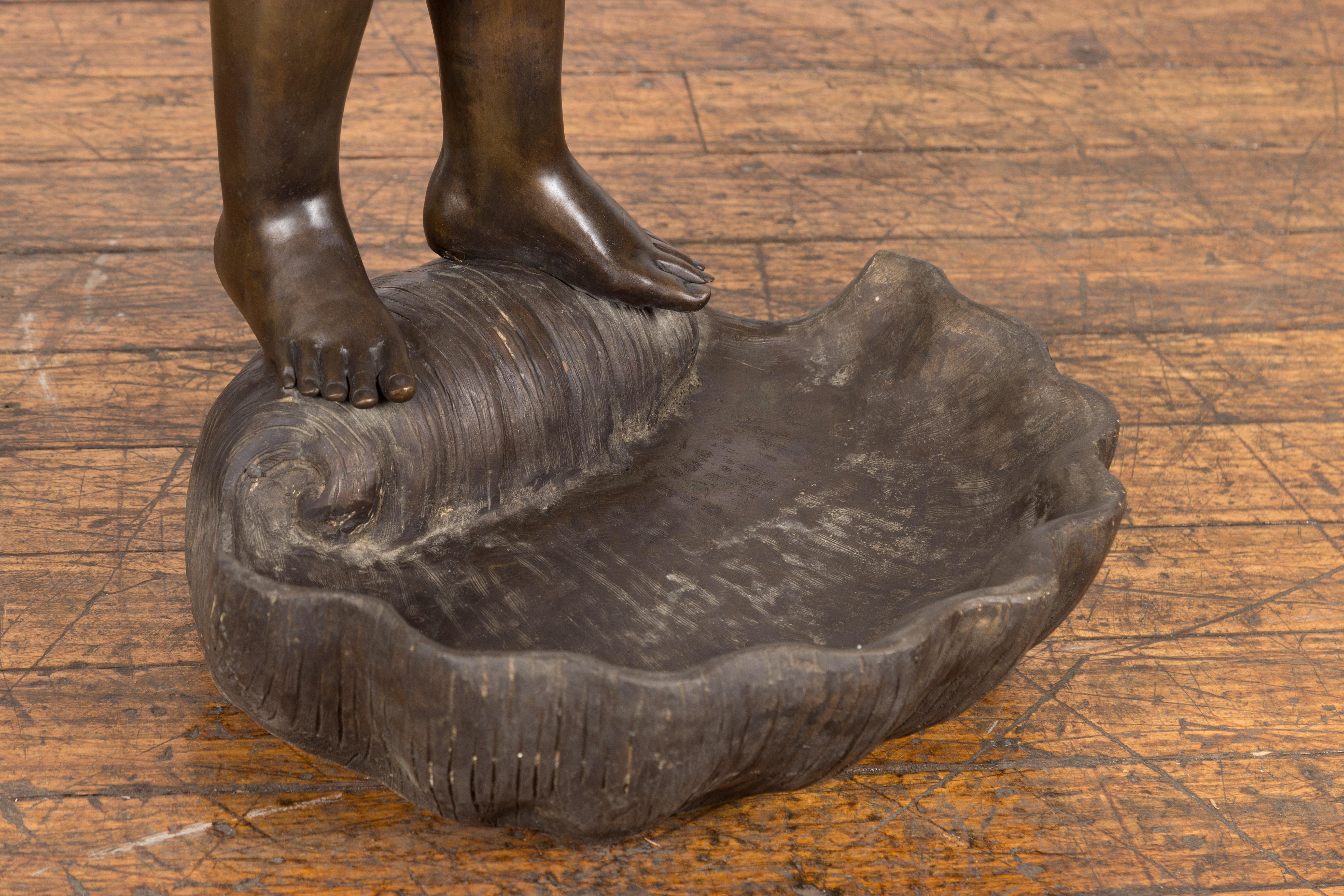 Statue en bronze de cire perdue d'un chérubin ailé debout sur un coquillage en patine foncée en vente 5