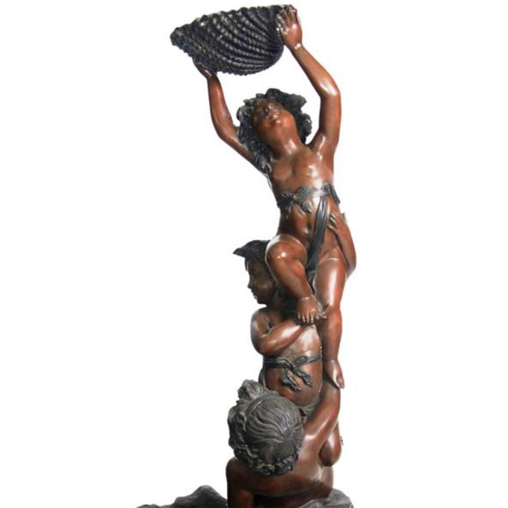 Moulage Fontaine en bronze coulé à la cire perdue représentant trois putti tenant un coquillage dans un bassin en vente