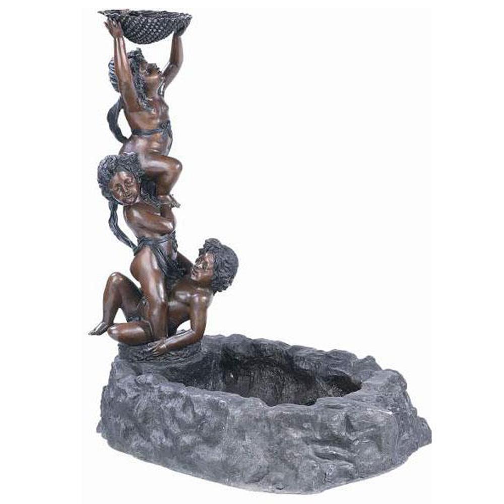 XXIe siècle et contemporain Fontaine en bronze coulé à la cire perdue représentant trois putti tenant un coquillage dans un bassin en vente