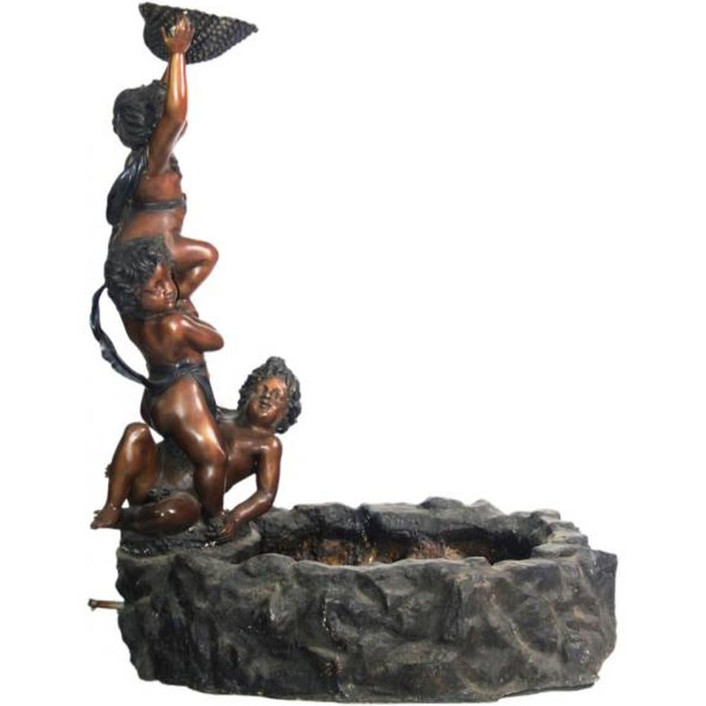Fontaine en bronze coulé à la cire perdue représentant trois putti tenant un coquillage dans un bassin en vente