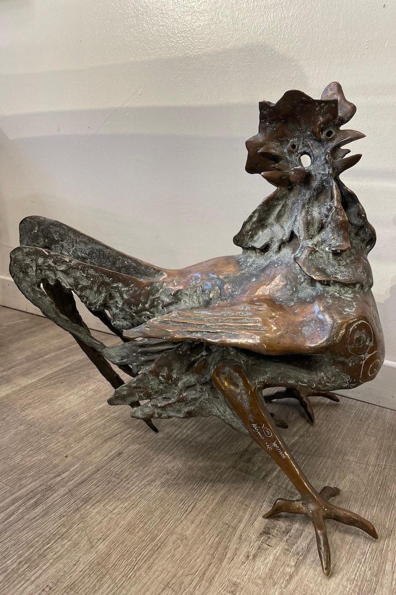 Gallo - Escultura Gallo de Luciano Minguzzi realizada en bronce fundido a la cera perdida con certificado, número de obra 390/1500. 

Escultura de 17 kg de peso, representa un gallo con la peculiaridad de tener 3 cabezas en una, cada lado de la